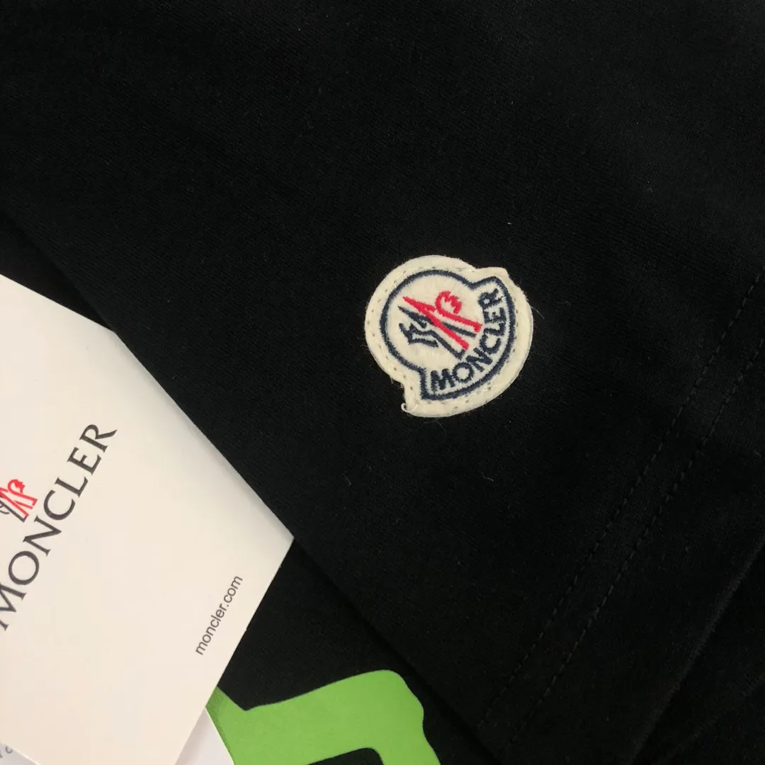 P150 MONCLER 25 The latest short-sleeved T-shirt for couples~Color-printed logo design~The upper body of the fabric is comfortable and breathable, not stiff, slim cut, and made of high-end custom-made pure cotton fabric! The upper body is comfortable and stylish, and it can be worn alone as an inner layer. It is a must-have for fashionistas! ! ! Color: Black White Orange Sky Blue Size: S M L XL (Loose fit! Please indicate your height and weight when placing an order)