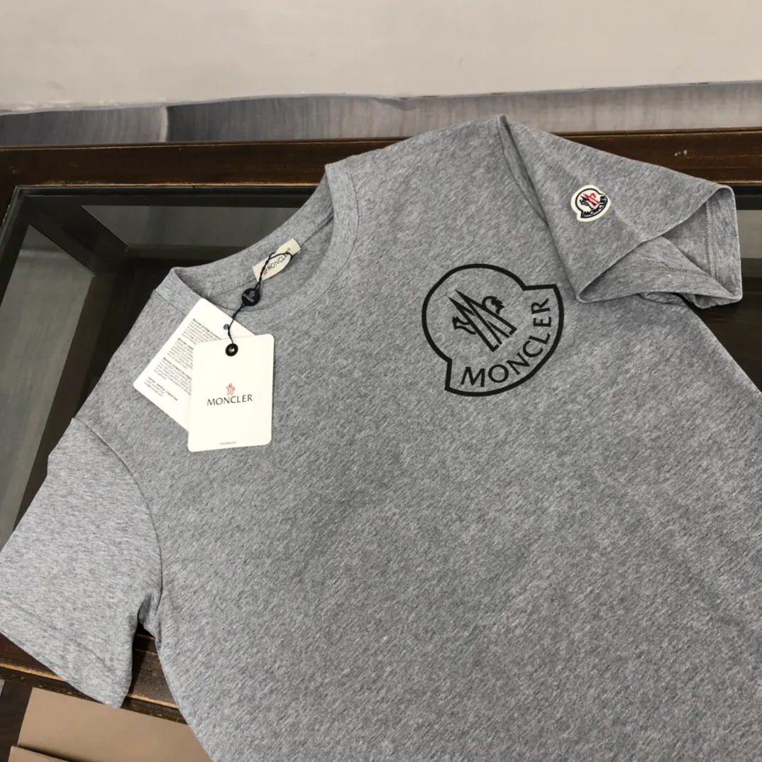 P160 Moncler 2025 new men's round neck short-sleeved couple T-shirt, new spring and summer product, high quality 🔥🔥Fashionable and versatile, customized imported fabrics, comfortable to wear, breathable, fashionable without losing personality, casual and casual upper body, handsome and stylish, showing the temperament of a big brand. All three standards are complete! ! Color: black white gray Size: S-XL (loose fit)