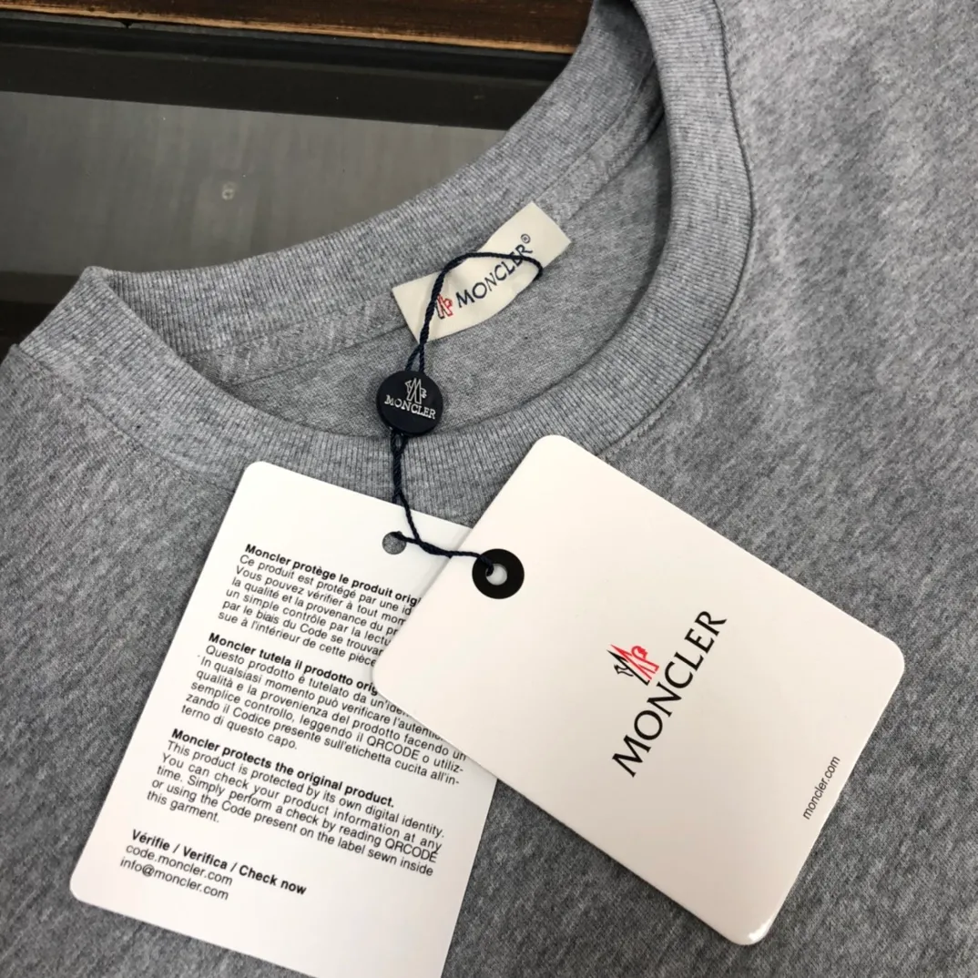P160 Moncler 2025 new men's round neck short-sleeved couple T-shirt, new spring and summer product, high quality 🔥🔥Fashionable and versatile, customized imported fabrics, comfortable to wear, breathable, fashionable without losing personality, casual and casual upper body, handsome and stylish, showing the temperament of a big brand. All three standards are complete! ! Color: black white gray Size: S-XL (loose fit)