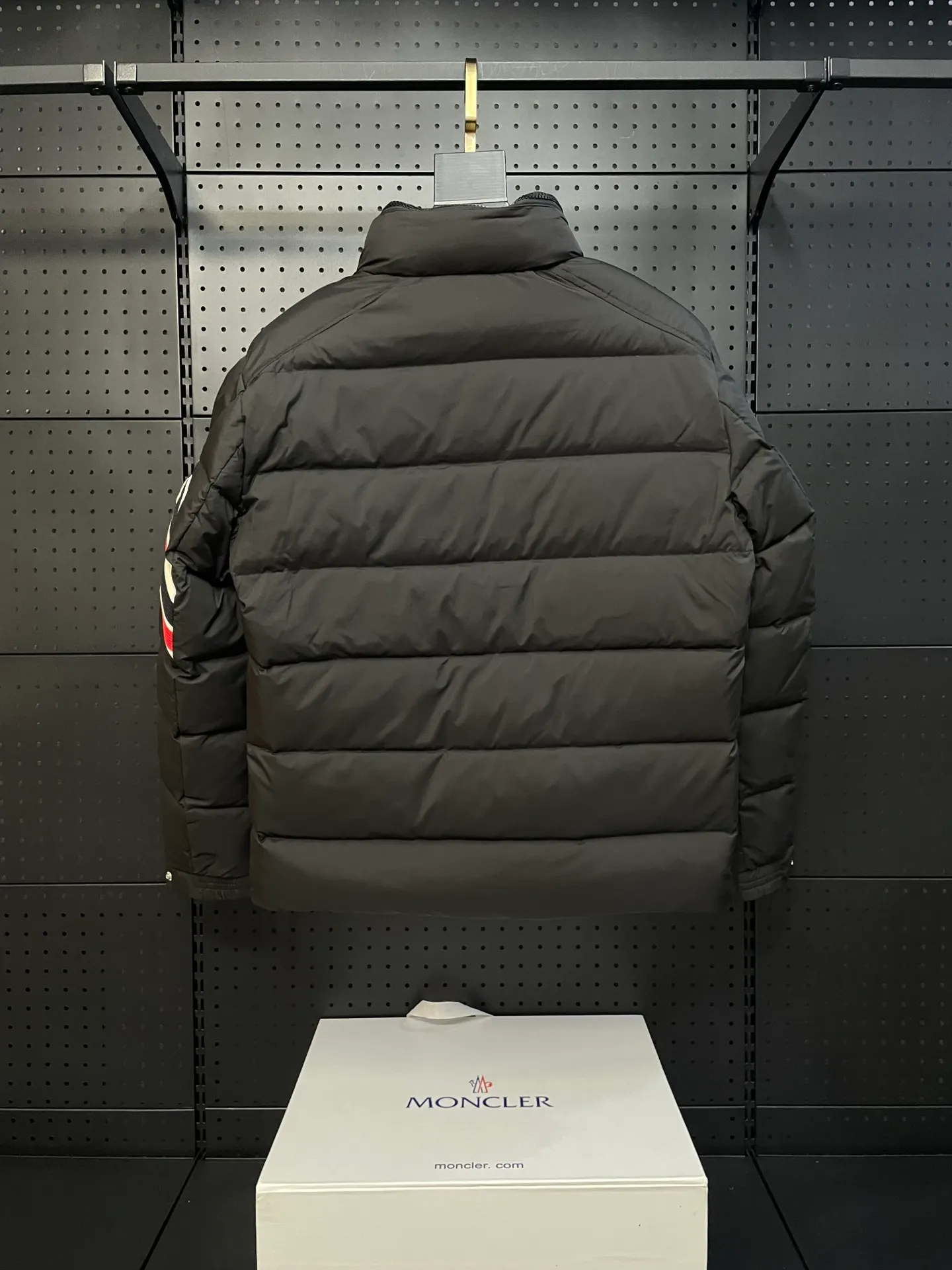P840 🆕❤️2️⃣0️⃣2️⃣4️⃣🆕Premium down⬆️Moncler Solayan men's three-color trim short down jacket. Premium goose down filling. The finest, lightest and neatest fabric. Solayan men's short down jacket is decorated with seasonal iconic stripe details, blending sportsmanship and timeless style.  The Solayan down jacket is made of micro chic fabric and has a tough square shape design, highlighting Moncler's sporty spirit. This cropped down jacket features tricolor stripes on the sleeves, a seasonal take on the brand's signature. Comes with a practical pull-out hood. Details •Made from micro chic nylon fabric •Micro chic nylon lining •Down filled •Pull-out hood •Zip closure •Zip pockets •Adjustable cuffs •Elastic drawstring hem •Tri-color trim on sleeves Size: 1-5 Color: White Dark Brown Black