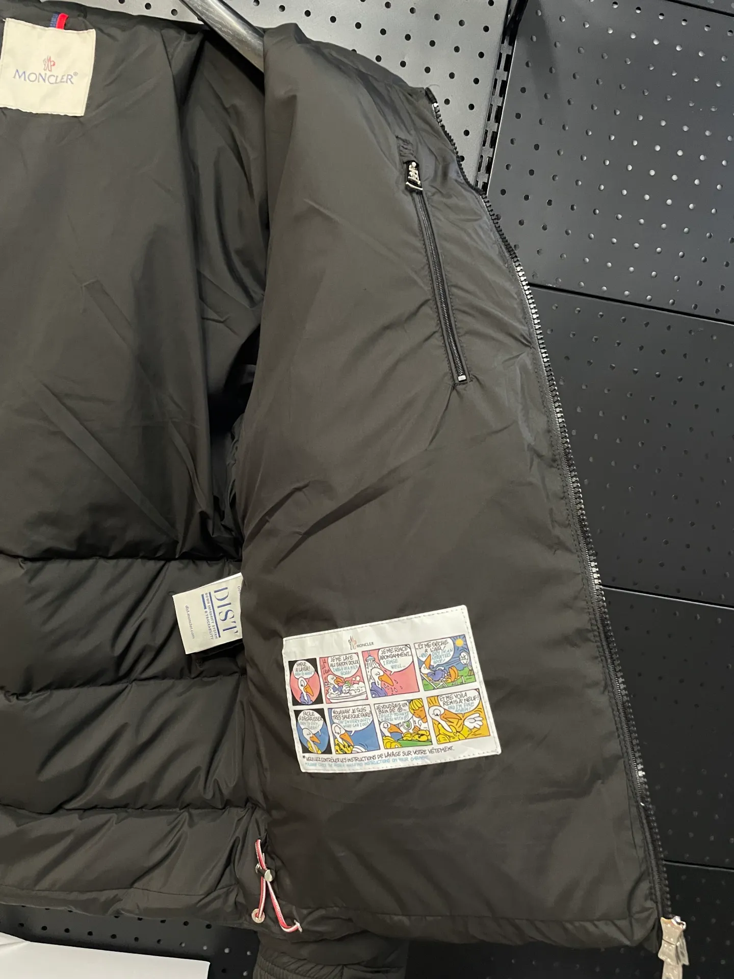 P840 🆕❤️2️⃣0️⃣2️⃣4️⃣🆕Premium down⬆️Moncler Solayan men's three-color trim short down jacket. Premium goose down filling. The finest, lightest and neatest fabric. Solayan men's short down jacket is decorated with seasonal iconic stripe details, blending sportsmanship and timeless style.  The Solayan down jacket is made of micro chic fabric and has a tough square shape design, highlighting Moncler's sporty spirit. This cropped down jacket features tricolor stripes on the sleeves, a seasonal take on the brand's signature. Comes with a practical pull-out hood. Details •Made from micro chic nylon fabric •Micro chic nylon lining •Down filled •Pull-out hood •Zip closure •Zip pockets •Adjustable cuffs •Elastic drawstring hem •Tri-color trim on sleeves Size: 1-5 Color: White Dark Brown Black