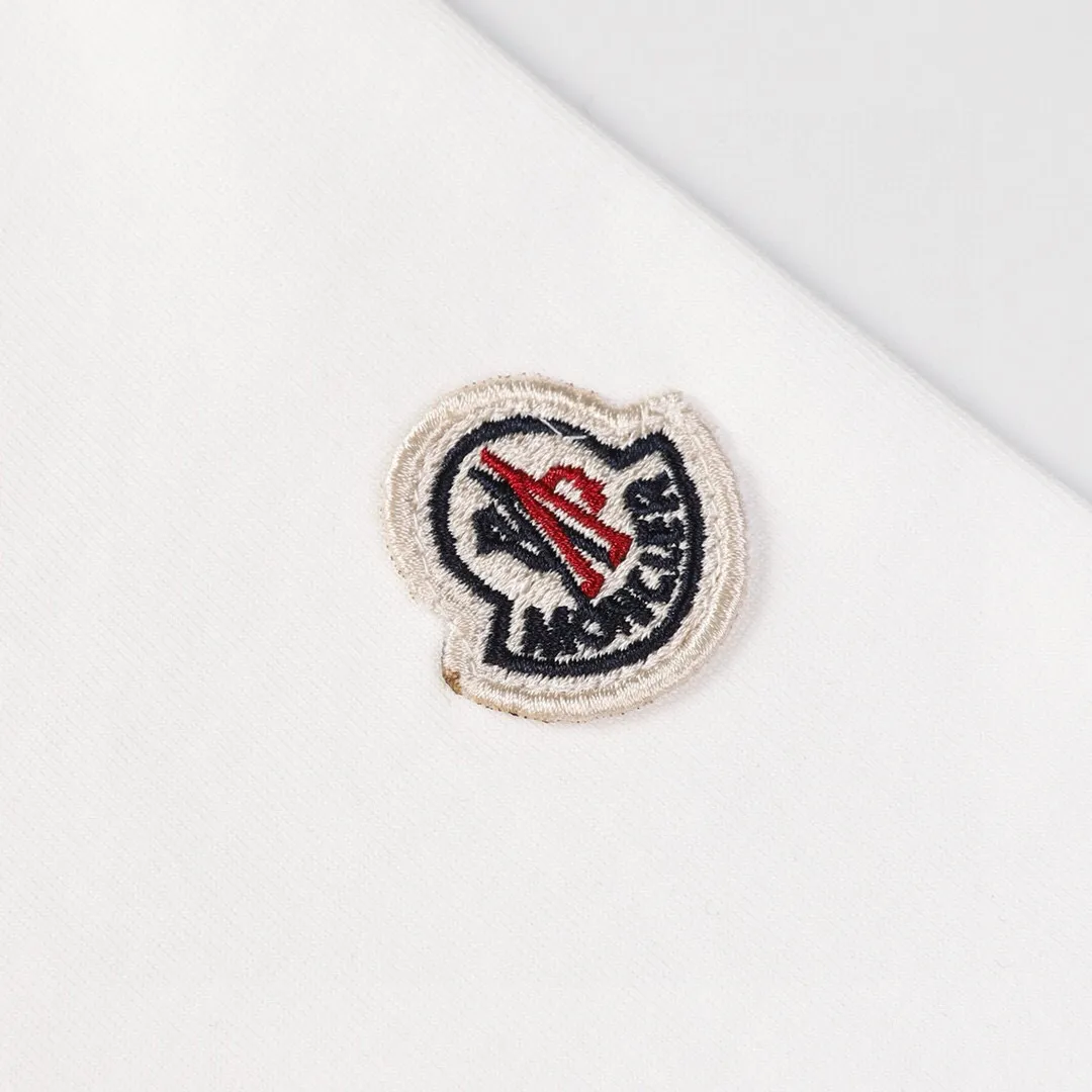 P134 Style No.: 824 〈MONCLER〉The price of the hood is actually quite advantageous. Those who have been to the counters should all know that the price of the hood is not much cheaper than Gucci Burberry. It is just relatively low-key and unwilling to hype. It is a piece of whether you want to buy it or not. It has an arrogant existence... Exclusively customized 270 grams of 32-count double yarn smooth cotton. The texture is very soft and comfortable. 100% different from the top fabrics in the market (does not shrink, deform, or pill). Matched with 320g 1*1 thread (fabric threads are dyed in the same vat, no color difference, threads are not easy to deform) Color: Black White Size: S-XL