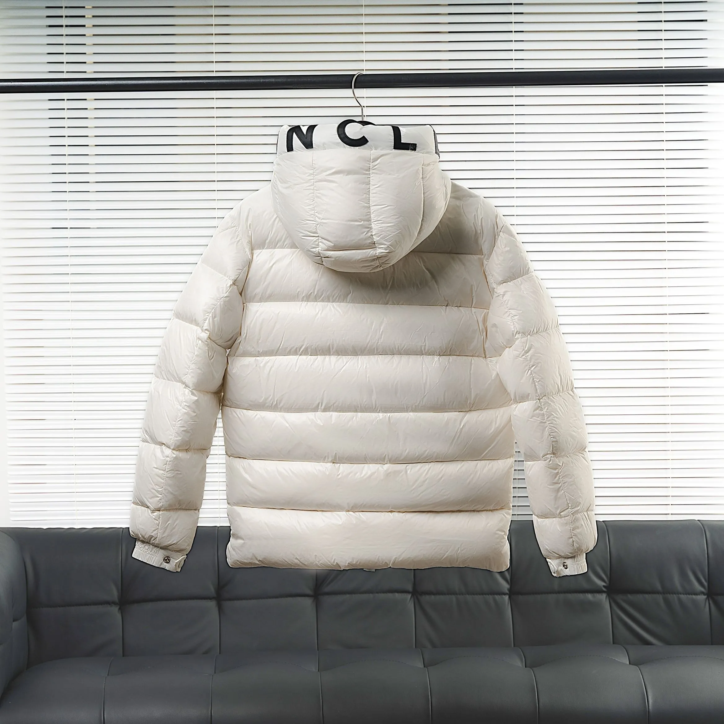 P840 Top Version Moncler✖Salzman Mouth Jacket Vibrant performance and iconic style define the look of the Salzman Jacket, a versatile piece that goes with everything. This men's style is made from windproof and water-resistant LongueSaison nylon with lightweight pudding quilting for optimal warmth. A Moncler-branded hood, adjustable cuffs and two-way zip closure enhance comfort and performance. Made of LongueSaison nylon with down filling and pudding quilting Hood with drawstring and Moncler lettering Zippered side pockets Two-way zip closure on the front Adjustable elastic cuffs with snap button closure Felt Moncler logo on the sleeves Regular cut at the shoulders and a straight cut through the body. Exterior: 100% polyamide/nylon; Lining: 100% polyamide/nylon; Filling: 90% down, 10% feather; 1 material: 100% polyamide/nylon. Each down jacket has more than 400 grams of down filling. A real cost-effective cold-resistant weapon. Size: 1-5. Size 1. Shoulder width 46. Bust 122. Length 65. Sleeve length 60. Wear less than 130 catties. No. 2, shoulder width 47, bust 116, dress length 66, sleeve length 61, weighs 130-145 kilograms. No. 3, shoulder width 48, chest girth 120, dress length 67 sleeve length, 62, weighs 145-160 kilograms. No. 4, shoulder width 50, chest girth 124, dress length 68, sleeve length 63, wears 160-175 kilograms. Size 5 shoulder width 52 bust 128 length 69 sleeve length 65 weight 175-190 pounds / color: black pure white code number: 1 2 3 4 5