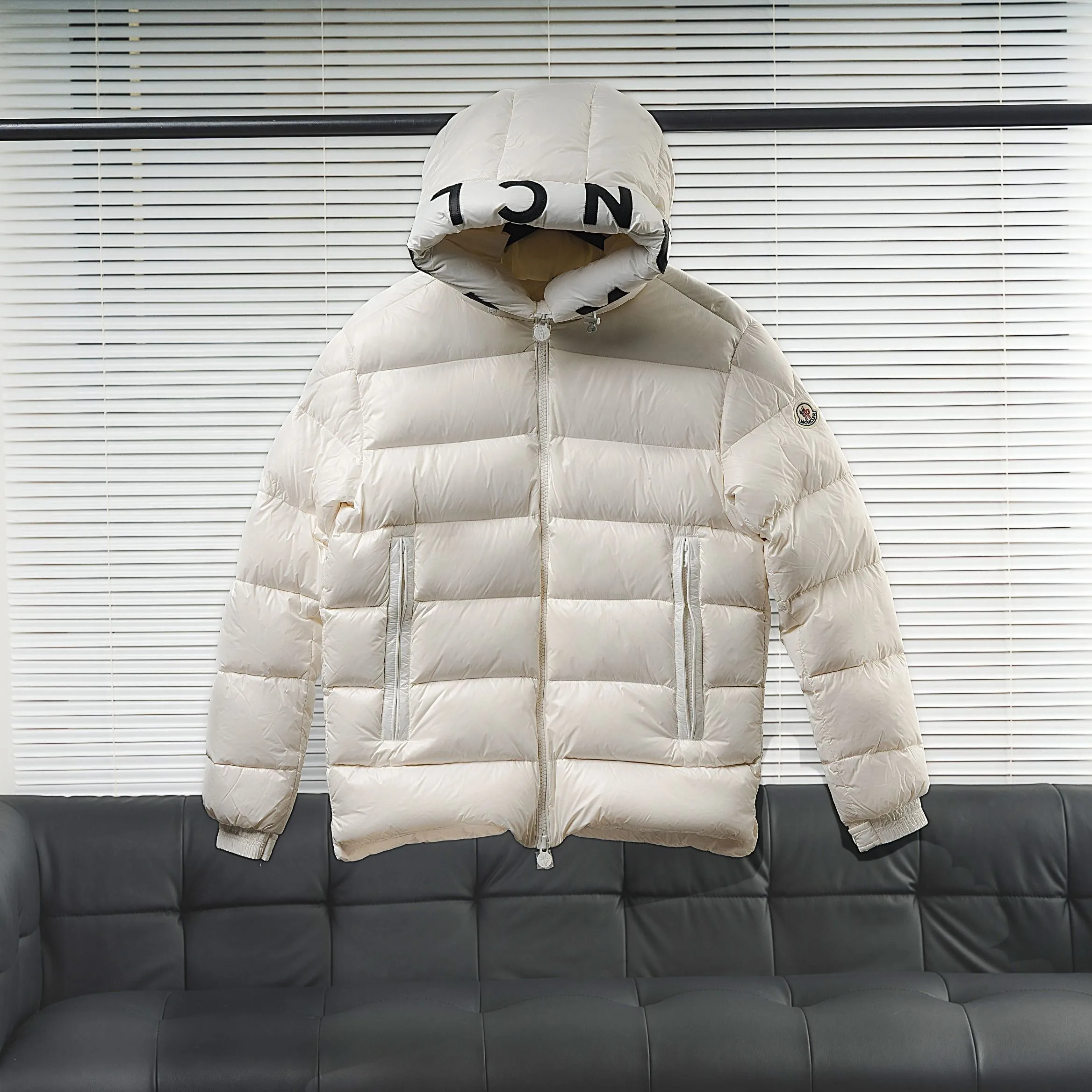 P840 Top Version Moncler✖Salzman Mouth Jacket Vibrant performance and iconic style define the look of the Salzman Jacket, a versatile piece that goes with everything. This men's style is made from windproof and water-resistant LongueSaison nylon with lightweight pudding quilting for optimal warmth. A Moncler-branded hood, adjustable cuffs and two-way zip closure enhance comfort and performance. Made of LongueSaison nylon with down filling and pudding quilting Hood with drawstring and Moncler lettering Zippered side pockets Two-way zip closure on the front Adjustable elastic cuffs with snap button closure Felt Moncler logo on the sleeves Regular cut at the shoulders and a straight cut through the body. Exterior: 100% polyamide/nylon; Lining: 100% polyamide/nylon; Filling: 90% down, 10% feather; 1 material: 100% polyamide/nylon. Each down jacket has more than 400 grams of down filling. A real cost-effective cold-resistant weapon. Size: 1-5. Size 1. Shoulder width 46. Bust 122. Length 65. Sleeve length 60. Wear less than 130 catties. No. 2, shoulder width 47, bust 116, dress length 66, sleeve length 61, weighs 130-145 kilograms. No. 3, shoulder width 48, chest girth 120, dress length 67 sleeve length, 62, weighs 145-160 kilograms. No. 4, shoulder width 50, chest girth 124, dress length 68, sleeve length 63, wears 160-175 kilograms. Size 5 shoulder width 52 bust 128 length 69 sleeve length 65 weight 175-190 pounds / color: black pure white code number: 1 2 3 4 5