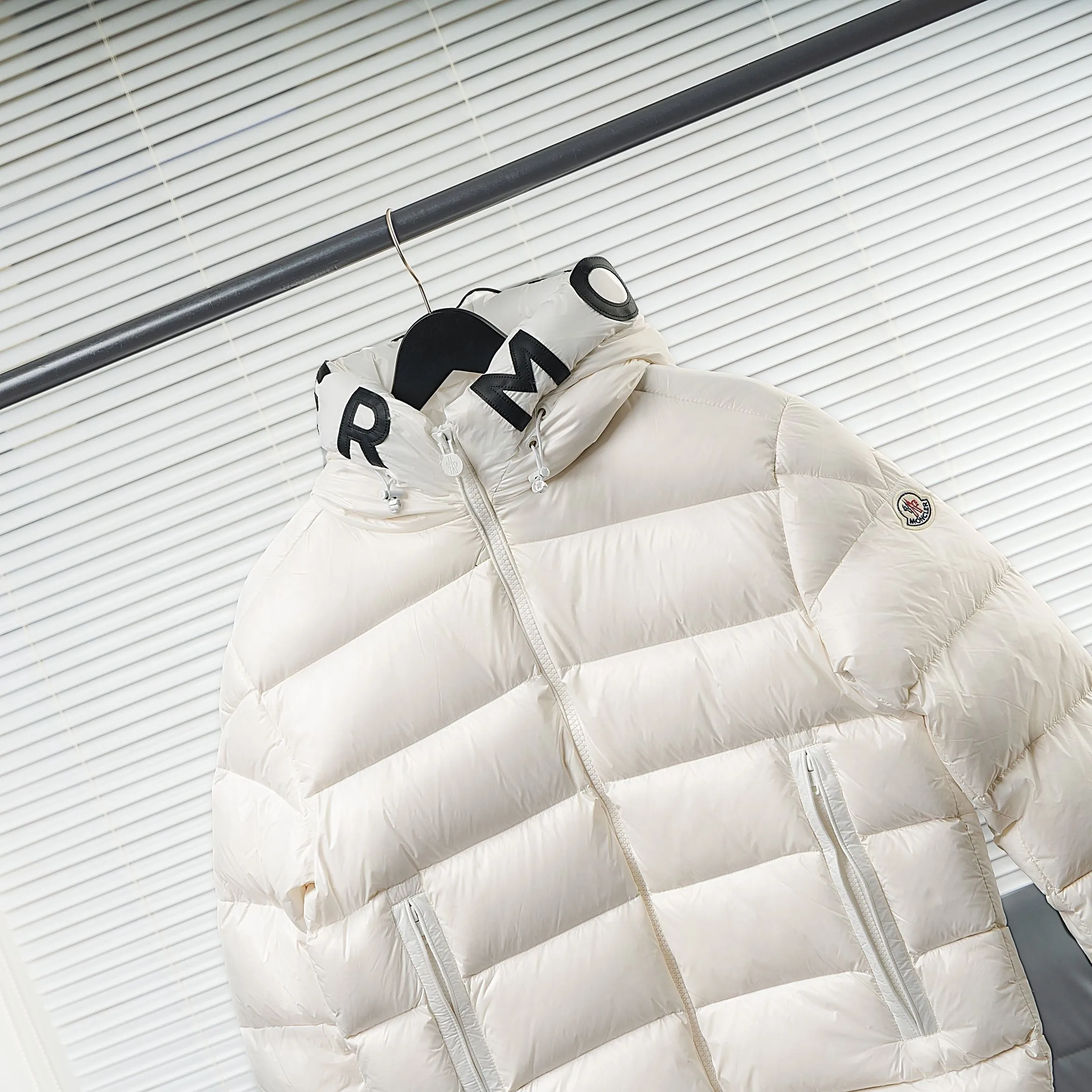 P840 Top Version Moncler✖Salzman Mouth Jacket Vibrant performance and iconic style define the look of the Salzman Jacket, a versatile piece that goes with everything. This men's style is made from windproof and water-resistant LongueSaison nylon with lightweight pudding quilting for optimal warmth. A Moncler-branded hood, adjustable cuffs and two-way zip closure enhance comfort and performance. Made of LongueSaison nylon with down filling and pudding quilting Hood with drawstring and Moncler lettering Zippered side pockets Two-way zip closure on the front Adjustable elastic cuffs with snap button closure Felt Moncler logo on the sleeves Regular cut at the shoulders and a straight cut through the body. Exterior: 100% polyamide/nylon; Lining: 100% polyamide/nylon; Filling: 90% down, 10% feather; 1 material: 100% polyamide/nylon. Each down jacket has more than 400 grams of down filling. A real cost-effective cold-resistant weapon. Size: 1-5. Size 1. Shoulder width 46. Bust 122. Length 65. Sleeve length 60. Wear less than 130 catties. No. 2, shoulder width 47, bust 116, dress length 66, sleeve length 61, weighs 130-145 kilograms. No. 3, shoulder width 48, chest girth 120, dress length 67 sleeve length, 62, weighs 145-160 kilograms. No. 4, shoulder width 50, chest girth 124, dress length 68, sleeve length 63, wears 160-175 kilograms. Size 5 shoulder width 52 bust 128 length 69 sleeve length 65 weight 175-190 pounds / color: black pure white code number: 1 2 3 4 5