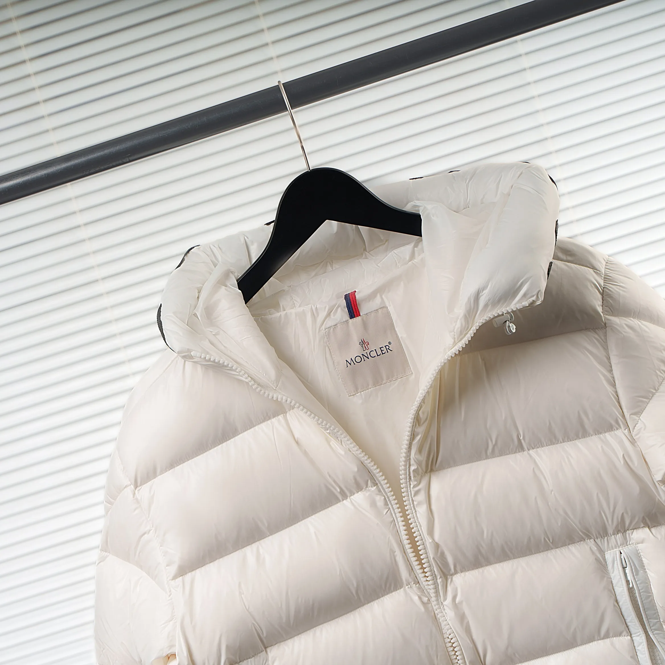 P840 Top Version Moncler✖Salzman Mouth Jacket Vibrant performance and iconic style define the look of the Salzman Jacket, a versatile piece that goes with everything. This men's style is made from windproof and water-resistant LongueSaison nylon with lightweight pudding quilting for optimal warmth. A Moncler-branded hood, adjustable cuffs and two-way zip closure enhance comfort and performance. Made of LongueSaison nylon with down filling and pudding quilting Hood with drawstring and Moncler lettering Zippered side pockets Two-way zip closure on the front Adjustable elastic cuffs with snap button closure Felt Moncler logo on the sleeves Regular cut at the shoulders and a straight cut through the body. Exterior: 100% polyamide/nylon; Lining: 100% polyamide/nylon; Filling: 90% down, 10% feather; 1 material: 100% polyamide/nylon. Each down jacket has more than 400 grams of down filling. A real cost-effective cold-resistant weapon. Size: 1-5. Size 1. Shoulder width 46. Bust 122. Length 65. Sleeve length 60. Wear less than 130 catties. No. 2, shoulder width 47, bust 116, dress length 66, sleeve length 61, weighs 130-145 kilograms. No. 3, shoulder width 48, chest girth 120, dress length 67 sleeve length, 62, weighs 145-160 kilograms. No. 4, shoulder width 50, chest girth 124, dress length 68, sleeve length 63, wears 160-175 kilograms. Size 5 shoulder width 52 bust 128 length 69 sleeve length 65 weight 175-190 pounds / color: black pure white code number: 1 2 3 4 5