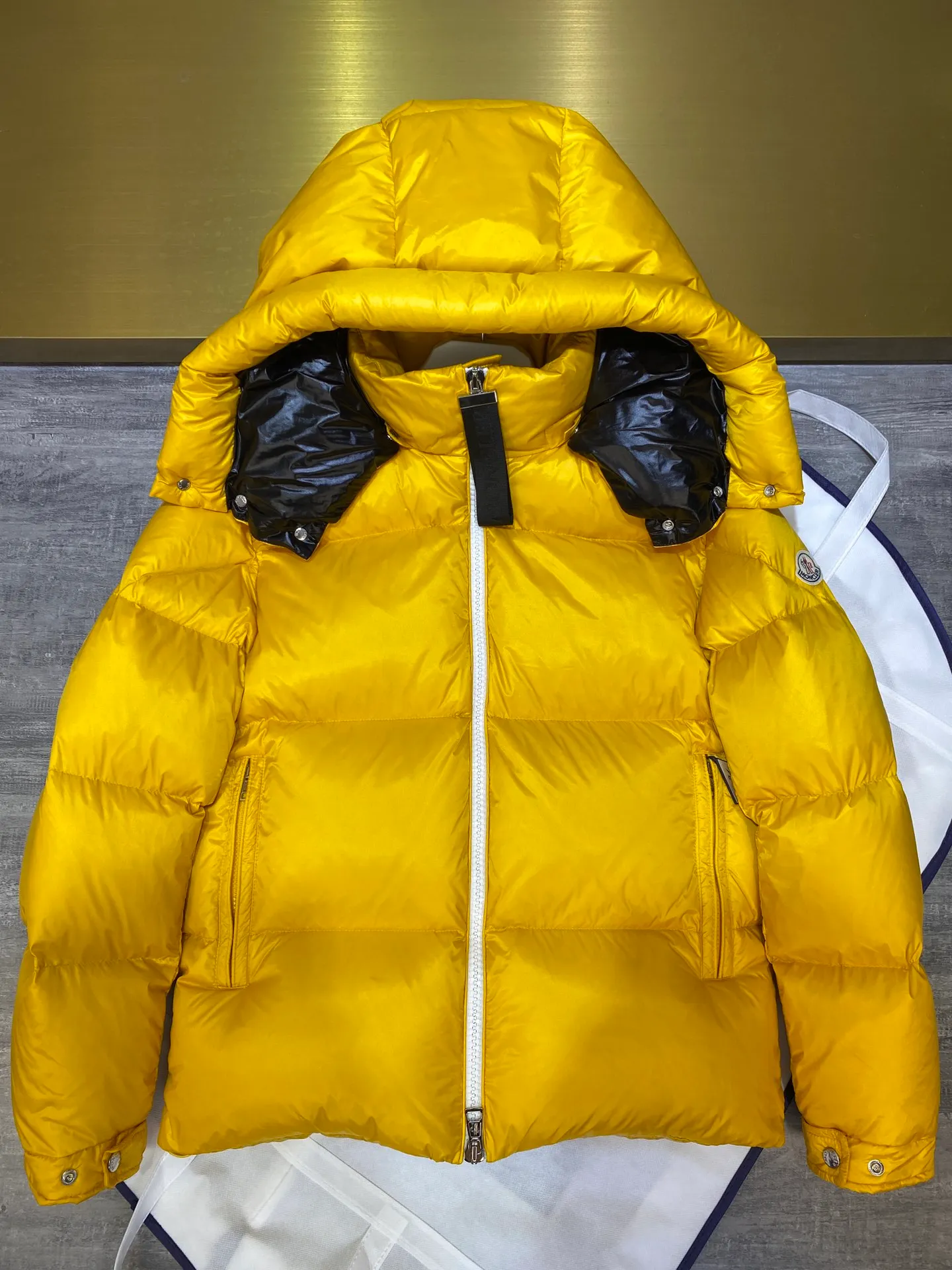 P880 Moncler Liu Haoran star's same style bread suit for couples, the fabric is imported from Korea🇰🇷, waterproof, windproof and wear-resistant🐮‼ ️, so the fabric must be very soft and thick as expected. 🤓🤓The sleeves are equipped with the iconic Moncler logo👏🏼, the hat is removable🧢, and the hat is decorated with a circle, echoing the brand's fashion trend‼ ️. Regular cuffs for warmth and comfort. ☺️☺️The cold protection index is minus 15-25℃🥶It is enough to wear in the winter of minus 30-40℃ in Toronto! ! ! Provide you with the best protection in cold weather. 🥳 Color: Black, Blue, Yellow, Size: 1 2 3 4 5