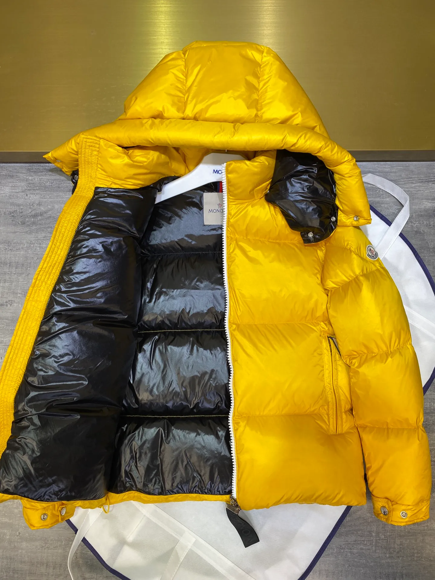 P880 Moncler Liu Haoran star's same style bread suit for couples, the fabric is imported from Korea🇰🇷, waterproof, windproof and wear-resistant🐮‼ ️, so the fabric must be very soft and thick as expected. 🤓🤓The sleeves are equipped with the iconic Moncler logo👏🏼, the hat is removable🧢, and the hat is decorated with a circle, echoing the brand's fashion trend‼ ️. Regular cuffs for warmth and comfort. ☺️☺️The cold protection index is minus 15-25℃🥶It is enough to wear in the winter of minus 30-40℃ in Toronto! ! ! Provide you with the best protection in cold weather. 🥳 Color: Black, Blue, Yellow, Size: 1 2 3 4 5
