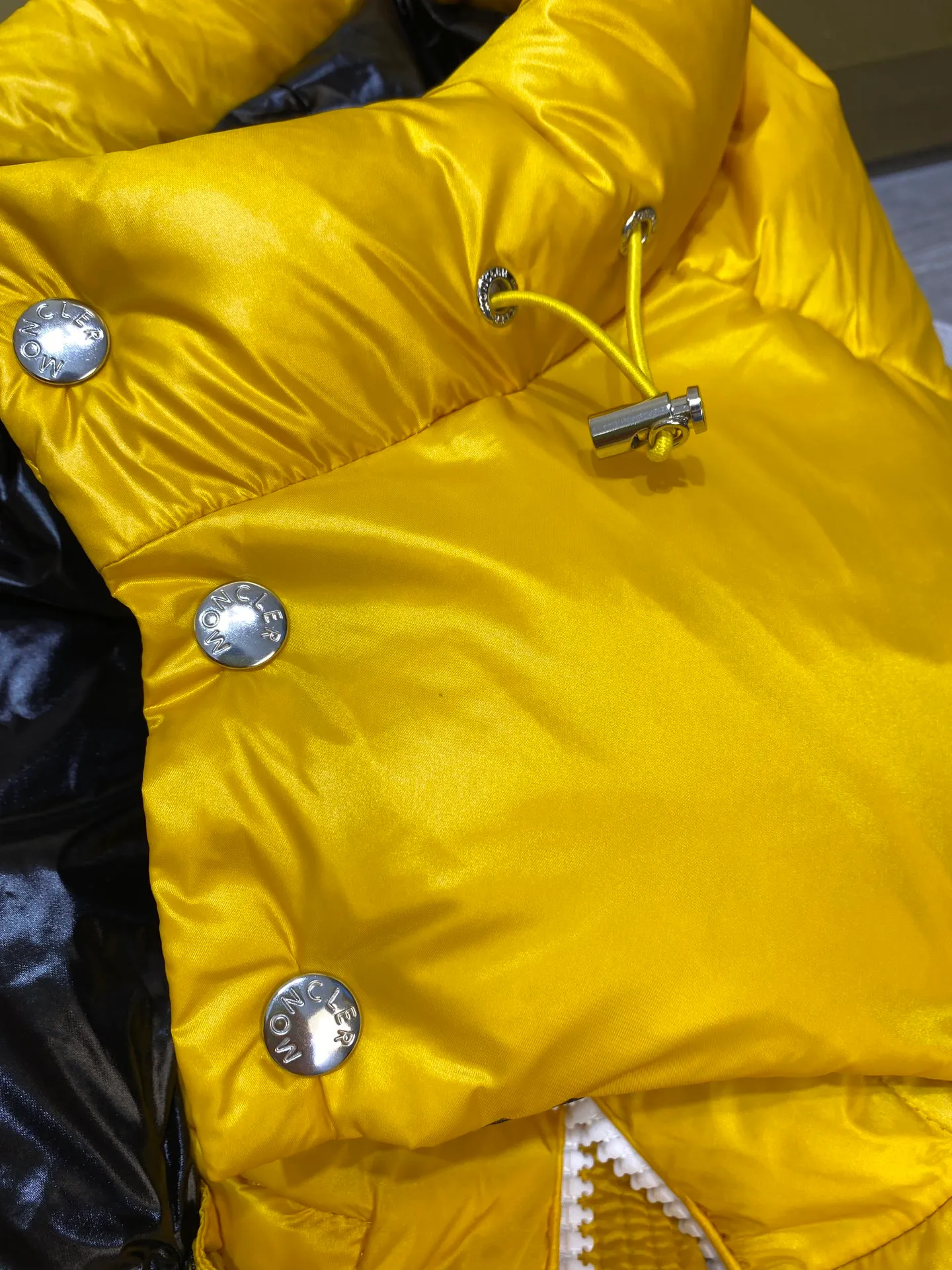 P880 Moncler Liu Haoran star's same style bread suit for couples, the fabric is imported from Korea🇰🇷, waterproof, windproof and wear-resistant🐮‼ ️, so the fabric must be very soft and thick as expected. 🤓🤓The sleeves are equipped with the iconic Moncler logo👏🏼, the hat is removable🧢, and the hat is decorated with a circle, echoing the brand's fashion trend‼ ️. Regular cuffs for warmth and comfort. ☺️☺️The cold protection index is minus 15-25℃🥶It is enough to wear in the winter of minus 30-40℃ in Toronto! ! ! Provide you with the best protection in cold weather. 🥳 Color: Black, Blue, Yellow, Size: 1 2 3 4 5
