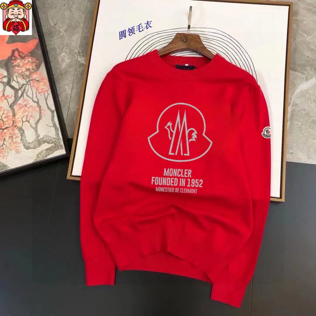 P220 MONCLER】Autumn and winter classic round neck pullover sweater, in full condition! ! ! Wool blended fabric, the latest model in 2025, golden ratio! ! Slim-fitting soft gold, versatile and practical item, the combination and practicality are extremely powerful, simple and elegant, and classy! To create your own style, it is highly recommended to buy it in two colors. The standard slim fit tailoring process is suitable for both young and old men. It is knitted from wool and will not cause any discomfort! While keeping warm, it is stylish, textured and wearable, and the classic logo with contrasting colors on the chest feels in place! ! Recommended for regular customers! ! Size M-3XL (maximum wear: 190 pounds)