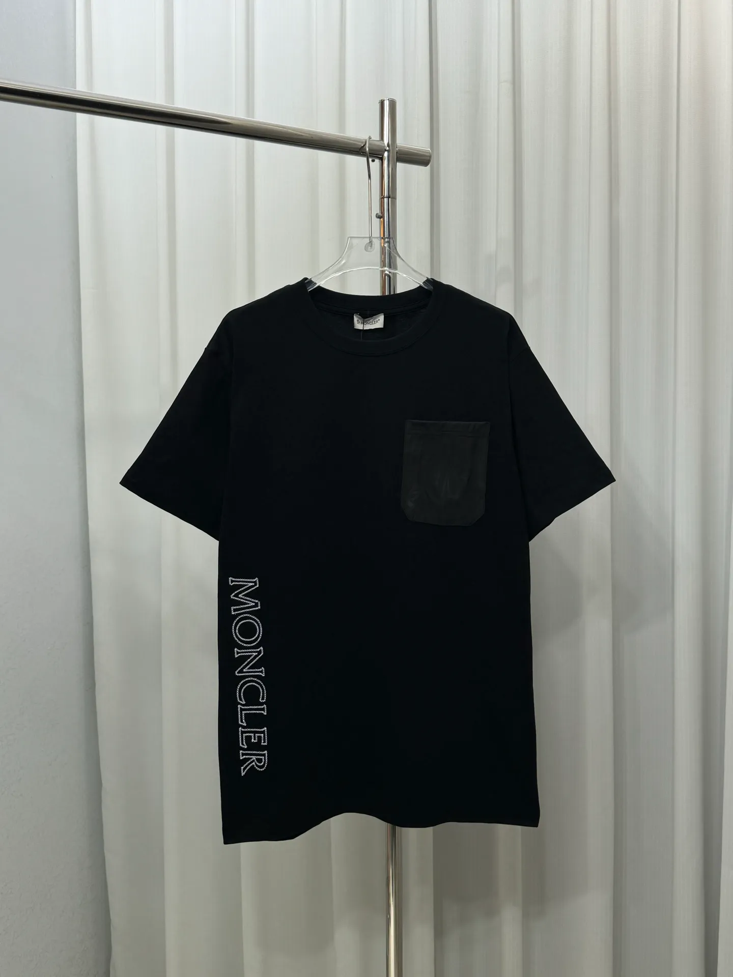 P160 Moncler woven pockets with hollow embroidered letter logo for men and women, short-sleeved T-shirt, 260g 100% double yarn pure cotton fabric, 32 double-strand threads, collar label, hangtag, main mark and three labels complete Size: XS S M L