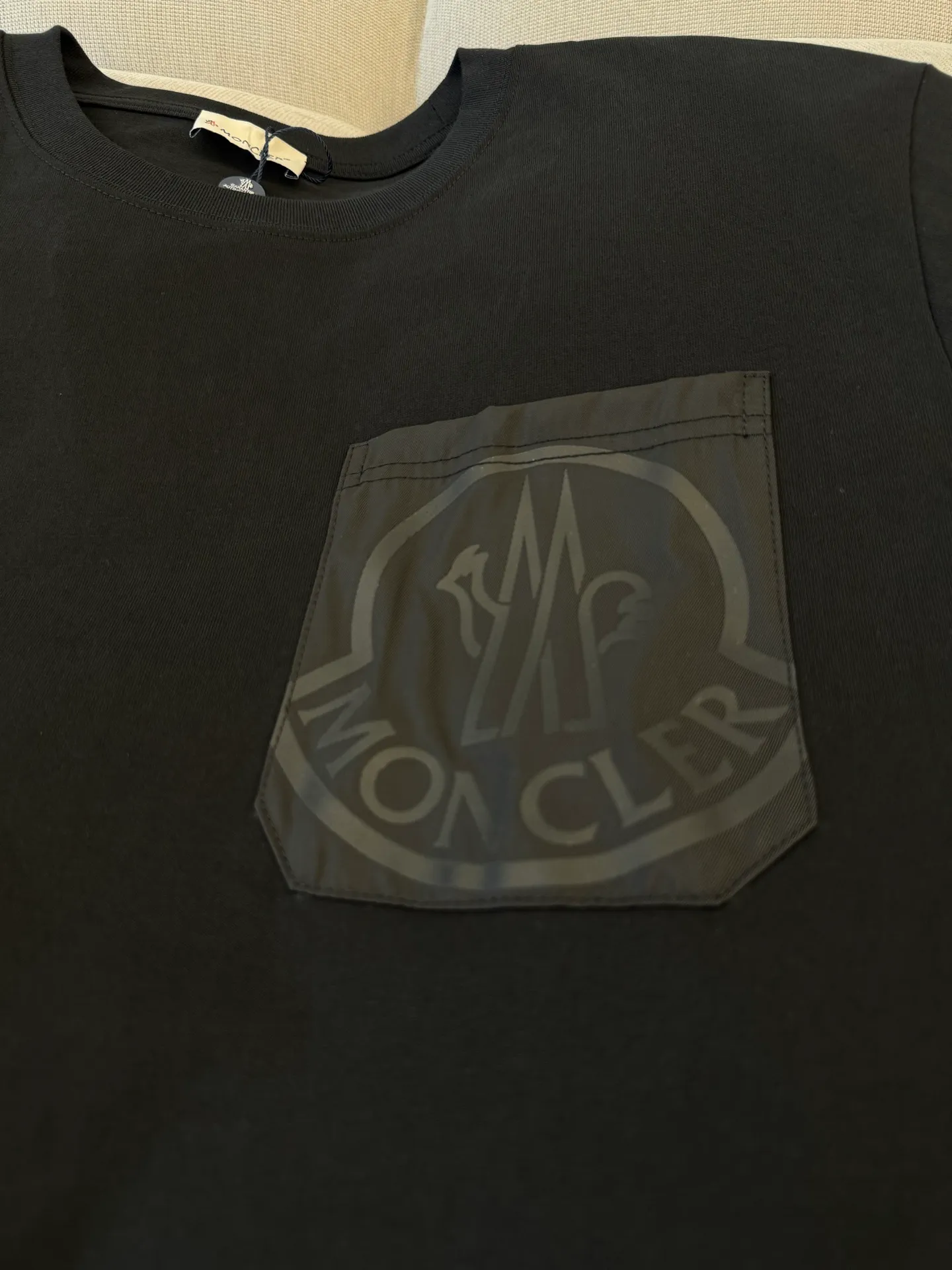 P160 Moncler woven pockets with hollow embroidered letter logo for men and women, short-sleeved T-shirt, 260g 100% double yarn pure cotton fabric, 32 double-strand threads, collar label, hangtag, main mark and three labels complete Size: XS S M L