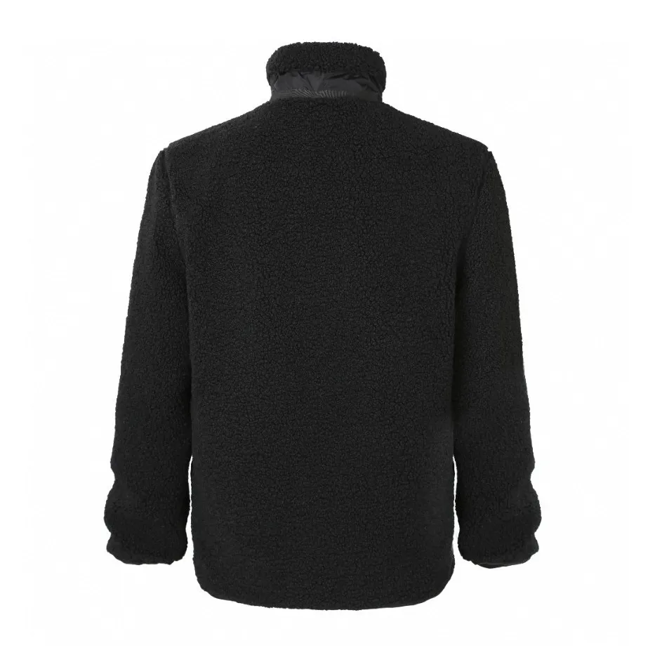 P650 [Exclusive supply] Moncler Pocket Logo Lamb Wool Jacket The fabric is made of 100% polyester fiber and is made of sheep's wool fabric woven through high-tech processing. The surface has a layer of fine, dense velvet, which feels very smooth when in contact with the skin and has good skin-friendly properties. The suede surface can hold a layer of still air in place, forming a good thermal insulation layer and providing excellent warmth retention. Due to the hollow nature of the fiber, although it is warm, it does not hinder the overall lightness of the quality. The neckline, front placket, side pockets, and chest patch pockets are all embellished with nylon fabrics of the same color, creating a visual sense of hierarchy. Decorated with elastic cuffs and hem, it balances practicality and beauty. Size:S-M-L-XL