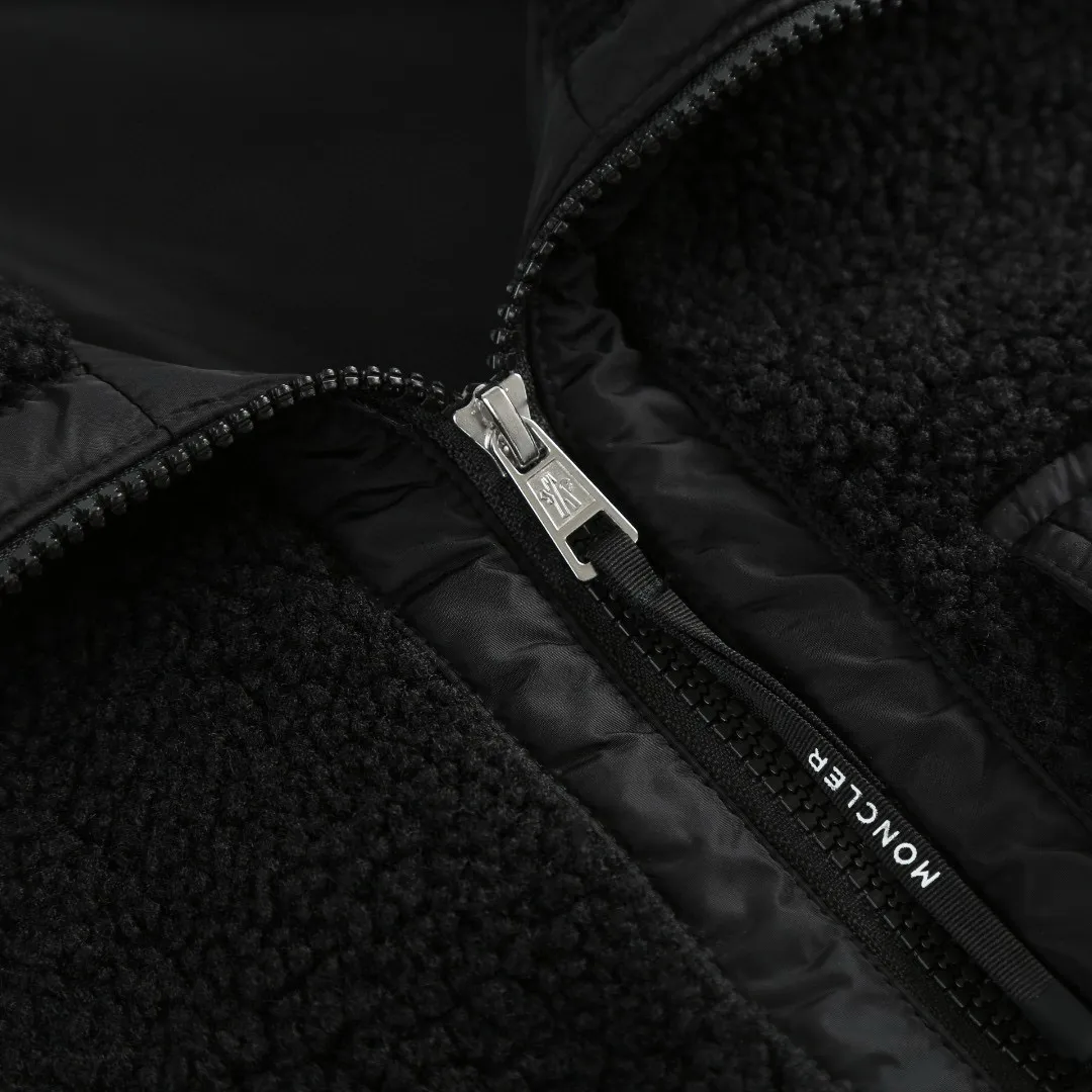 P650 [Exclusive supply] Moncler Pocket Logo Lamb Wool Jacket The fabric is made of 100% polyester fiber and is made of sheep's wool fabric woven through high-tech processing. The surface has a layer of fine, dense velvet, which feels very smooth when in contact with the skin and has good skin-friendly properties. The suede surface can hold a layer of still air in place, forming a good thermal insulation layer and providing excellent warmth retention. Due to the hollow nature of the fiber, although it is warm, it does not hinder the overall lightness of the quality. The neckline, front placket, side pockets, and chest patch pockets are all embellished with nylon fabrics of the same color, creating a visual sense of hierarchy. Decorated with elastic cuffs and hem, it balances practicality and beauty. Size:S-M-L-XL