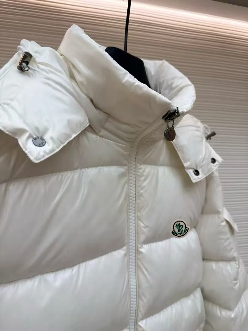 P720 MONCLER Meng Mouth Maya Down Jacket: Color/off-white, black Size: M. L. Zipper pendant with custom logo Fabric: 400D bright nylon, anti-fouling, anti-wrinkle, waterproof and windproof, very wear-resistant, breathable and comfortable.           Embroidery: Straight lines, smooth curves, dense and neat stitches, no jagged edges, flat embroidery surface, no skewed threads, consistent stitch length, no bottom exposed, no overlap, smooth embroidery surface, no ink marks and other stains. Advanced imported embroidery machines are used to ensure embroidery quality.