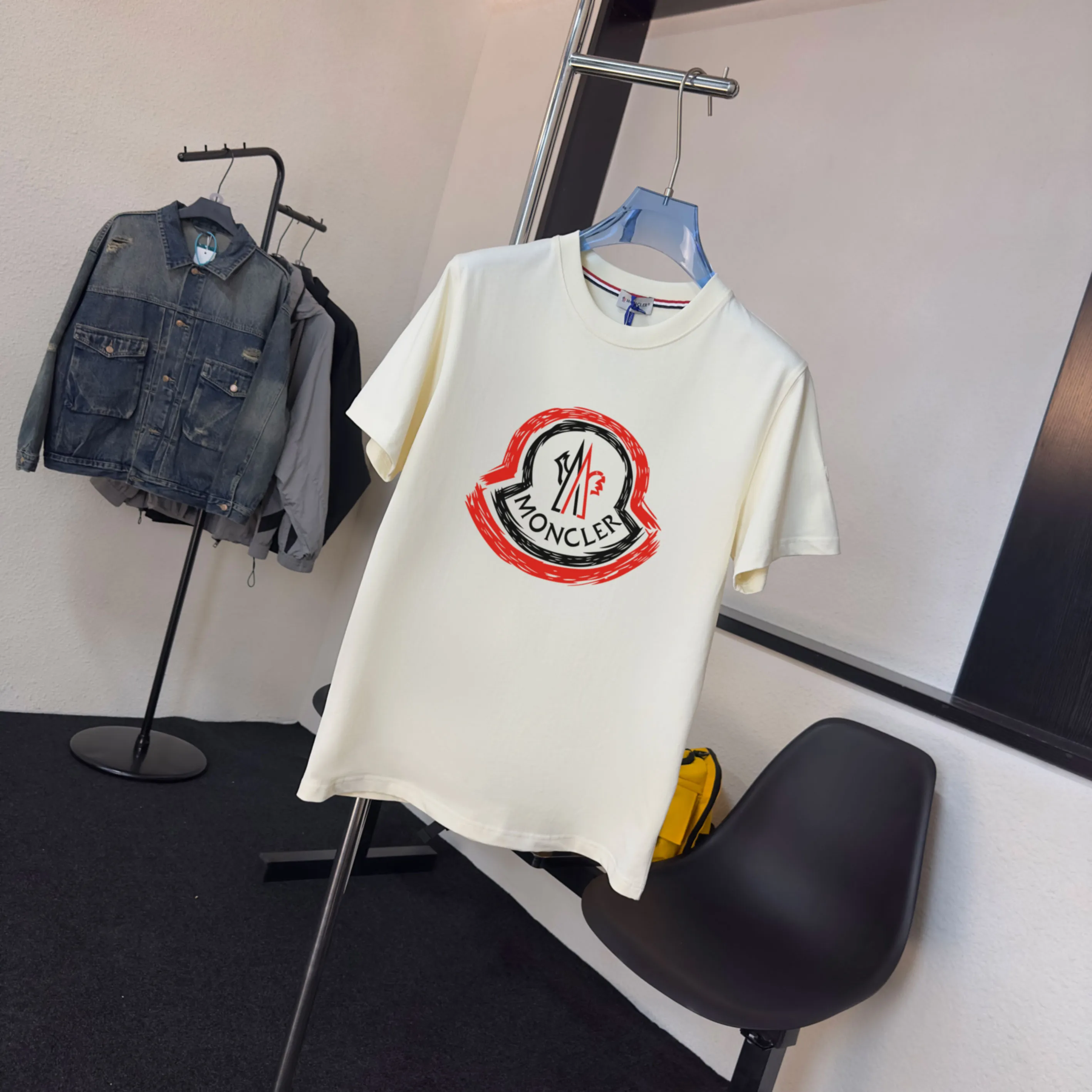 P140 💰Upgraded version "Mobile phone smart sensor ~ NFC chip armband ~ direct access to the official website for anti-counterfeiting" "Moncler ~ Mouth Mouth" 2025 new high-quality round neck short-sleeved T-shirt. The cuffs have imported embroidered labels. Customized dyeing, very comfortable to touch. Super versatile and good-looking short-sleeved. Complete with three labels. Non-market ordinary version. Feel free to compare. Quality is absolutely guaranteed! ‼ First of all, this original fabric is all custom-woven with 32-count double yarn fabric, 250G, and the weight is the same‼ Fine workmanship, double waistcoat method, double waistcoat method, double waistcoat method makes the whole dress more three-dimensional, which is not a craft that ordinary T-shirts can achieve🤪 Size: S-M-L-XL-2XL Color: black, white, apricot, same style for men and women