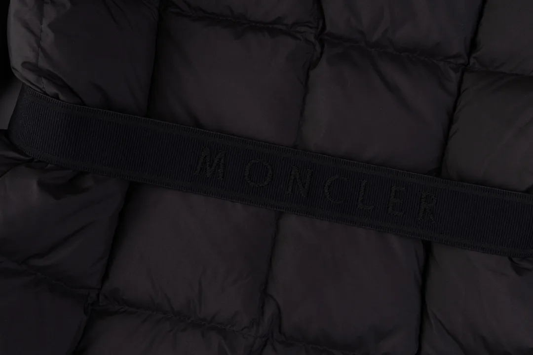 P1020 top version (Little Red Book’s popular model Runaway Princess) MONCLER/Mongolian 24ss Disney Runaway Princess series long corset winter new product long style ladies runaway princess must-have hot style. Women’s long down interprets classic items in new proportions, showing impeccable fashion style. Product Details The long down is made of polyester fabric and has a slim, wide silhouette. It has a nipped-in waist and a lightweight lining. The three-dimensional hood adds a finishing touch to the style. Size: 0/1/2/3