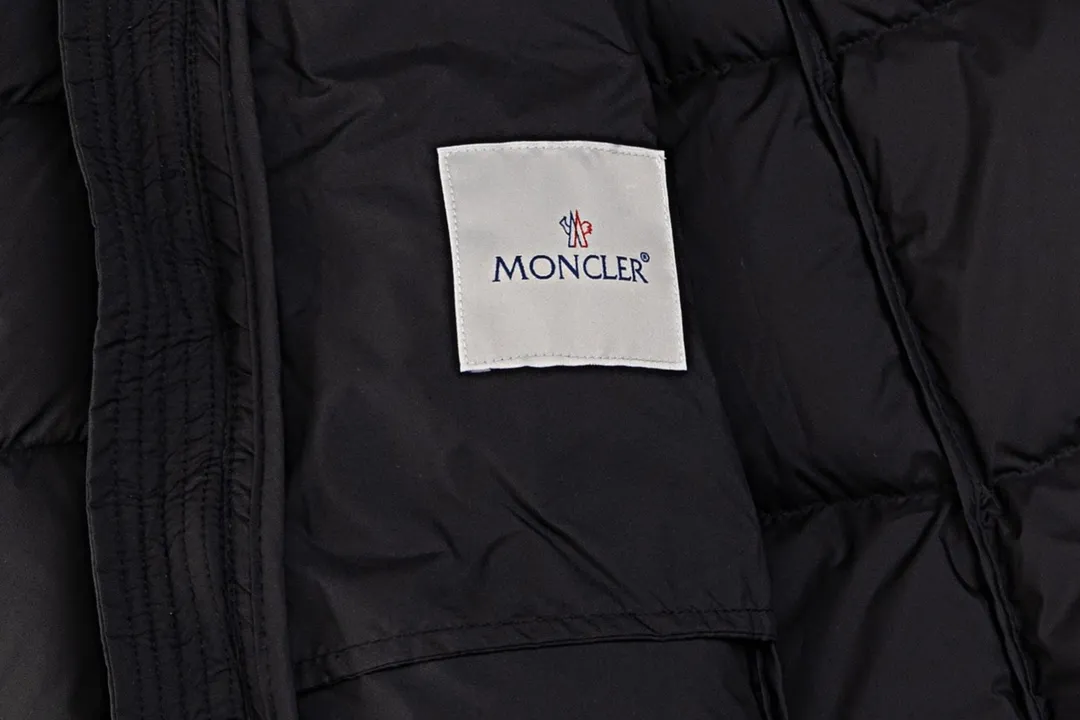 P1020 top version (Little Red Book’s popular model Runaway Princess) MONCLER/Mongolian 24ss Disney Runaway Princess series long corset winter new product long style ladies runaway princess must-have hot style. Women’s long down interprets classic items in new proportions, showing impeccable fashion style. Product Details The long down is made of polyester fabric and has a slim, wide silhouette. It has a nipped-in waist and a lightweight lining. The three-dimensional hood adds a finishing touch to the style. Size: 0/1/2/3