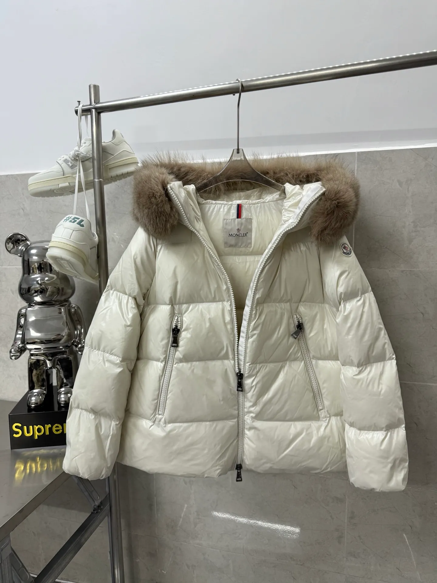 P1020 Moncler's new autumn and winter classic doll version hooded fur collar down jacket. Original customized oversized raccoon fur collar. Memory silk fabric texture is awesome. Age-reducing girl style A-line version. Casual matching, age-reducing and fashionable. National standard imported 90 velvet filling. Light, warm and comfortable. Original hardware accessories. Original mark and original mark. Fully equipped. Size: 1234