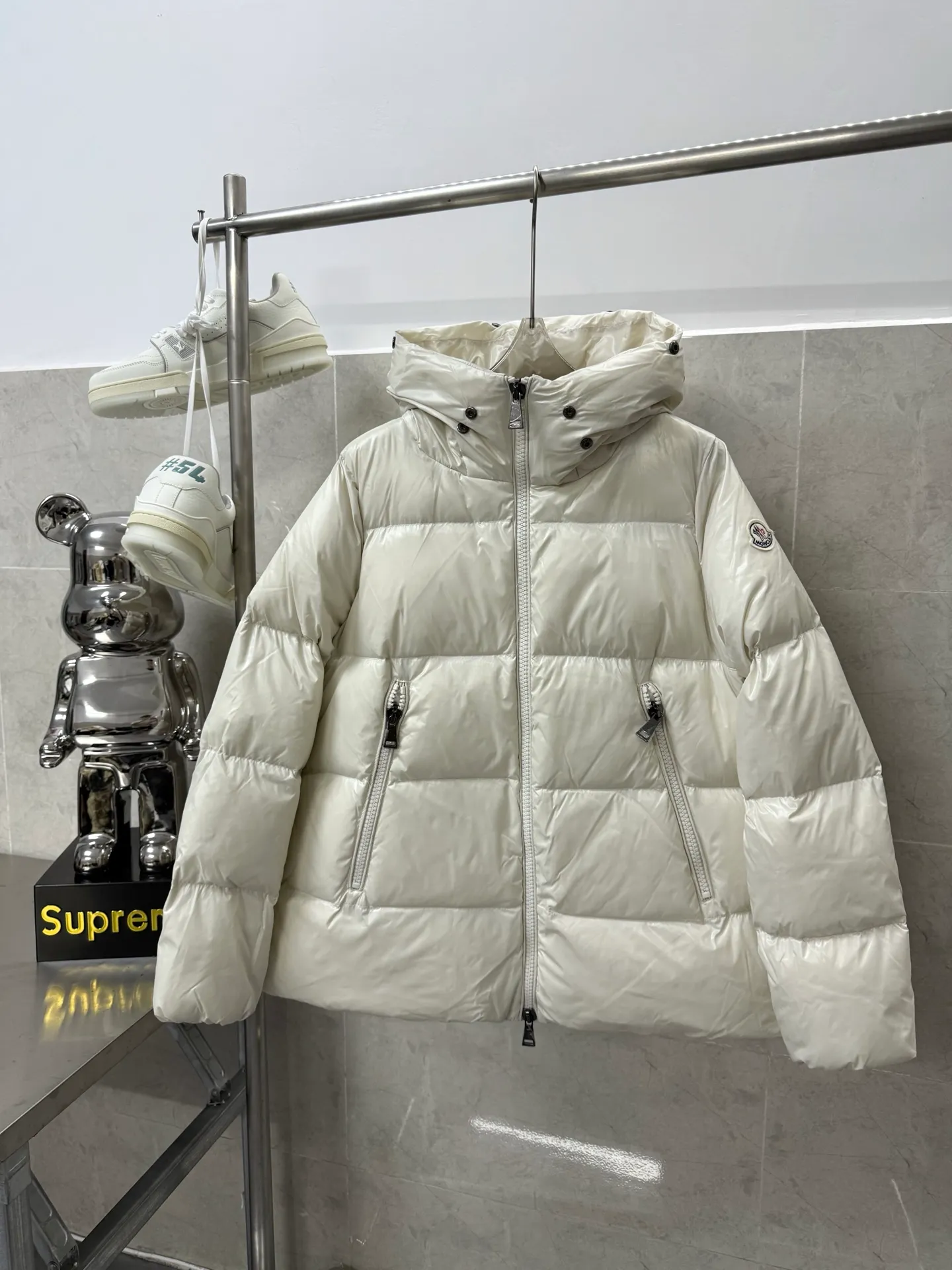 P1020 Moncler's new autumn and winter classic doll version hooded fur collar down jacket. Original customized oversized raccoon fur collar. Memory silk fabric texture is awesome. Age-reducing girl style A-line version. Casual matching, age-reducing and fashionable. National standard imported 90 velvet filling. Light, warm and comfortable. Original hardware accessories. Original mark and original mark. Fully equipped. Size: 1234