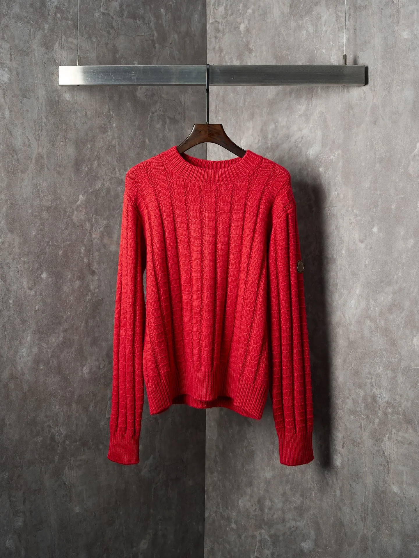 P420 Actual hanging auction] Moncler/Muzzled embossed woven leather logo round neck long-sleeved sweater [Ready stock] S M L The iconic Moncler logo embroidered logo decorates the sleeves. It is highly recognizable. The power aesthetic is hidden in the contrast between hardness and softness. The ultimate expression of elegance. No need to deliberately create its own style. The whole piece is embossed vertical grain knitting. Through specific stitching and fabric tissue changes, by changing the arrangement of stitches and the density of the fabric, the vertical grains present a relief effect that is raised on the surface of the sweater, forming undulating changes in the vertical grains. Curved thread structure. By changing the stitching method and the arrangement of yarns during the knitting process. Make the yarn distribute in a curved shape in the fabric. Soften and deodorize the garment washing water. Deeply clean and deodorize the clothes through professional washing equipment and specific detergents. Improve the feel and appearance of the clothes and create a loose fit.