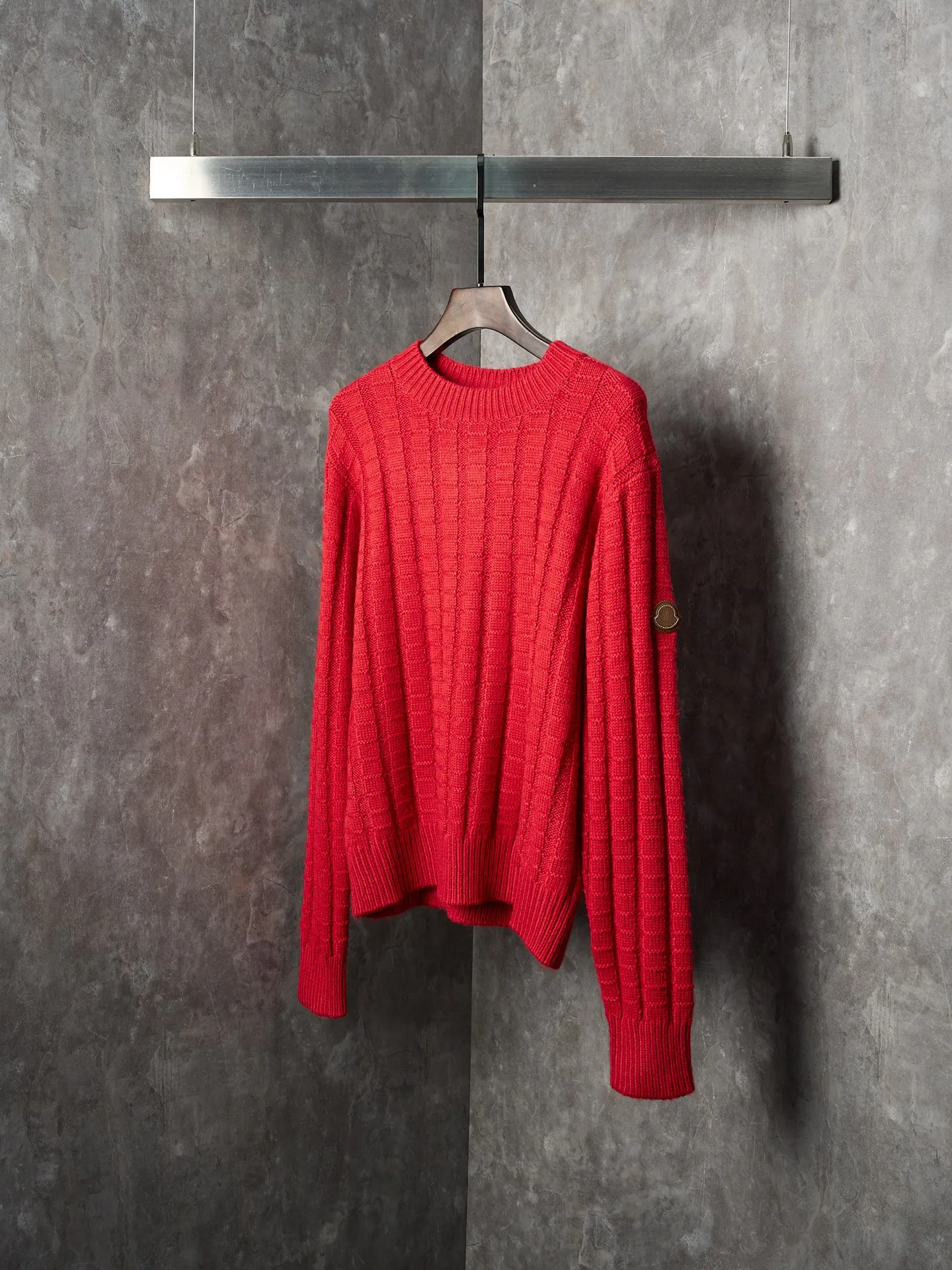 P420 Actual hanging auction] Moncler/Muzzled embossed woven leather logo round neck long-sleeved sweater [Ready stock] S M L The iconic Moncler logo embroidered logo decorates the sleeves. It is highly recognizable. The power aesthetic is hidden in the contrast between hardness and softness. The ultimate expression of elegance. No need to deliberately create its own style. The whole piece is embossed vertical grain knitting. Through specific stitching and fabric tissue changes, by changing the arrangement of stitches and the density of the fabric, the vertical grains present a relief effect that is raised on the surface of the sweater, forming undulating changes in the vertical grains. Curved thread structure. By changing the stitching method and the arrangement of yarns during the knitting process. Make the yarn distribute in a curved shape in the fabric. Soften and deodorize the garment washing water. Deeply clean and deodorize the clothes through professional washing equipment and specific detergents. Improve the feel and appearance of the clothes and create a loose fit.