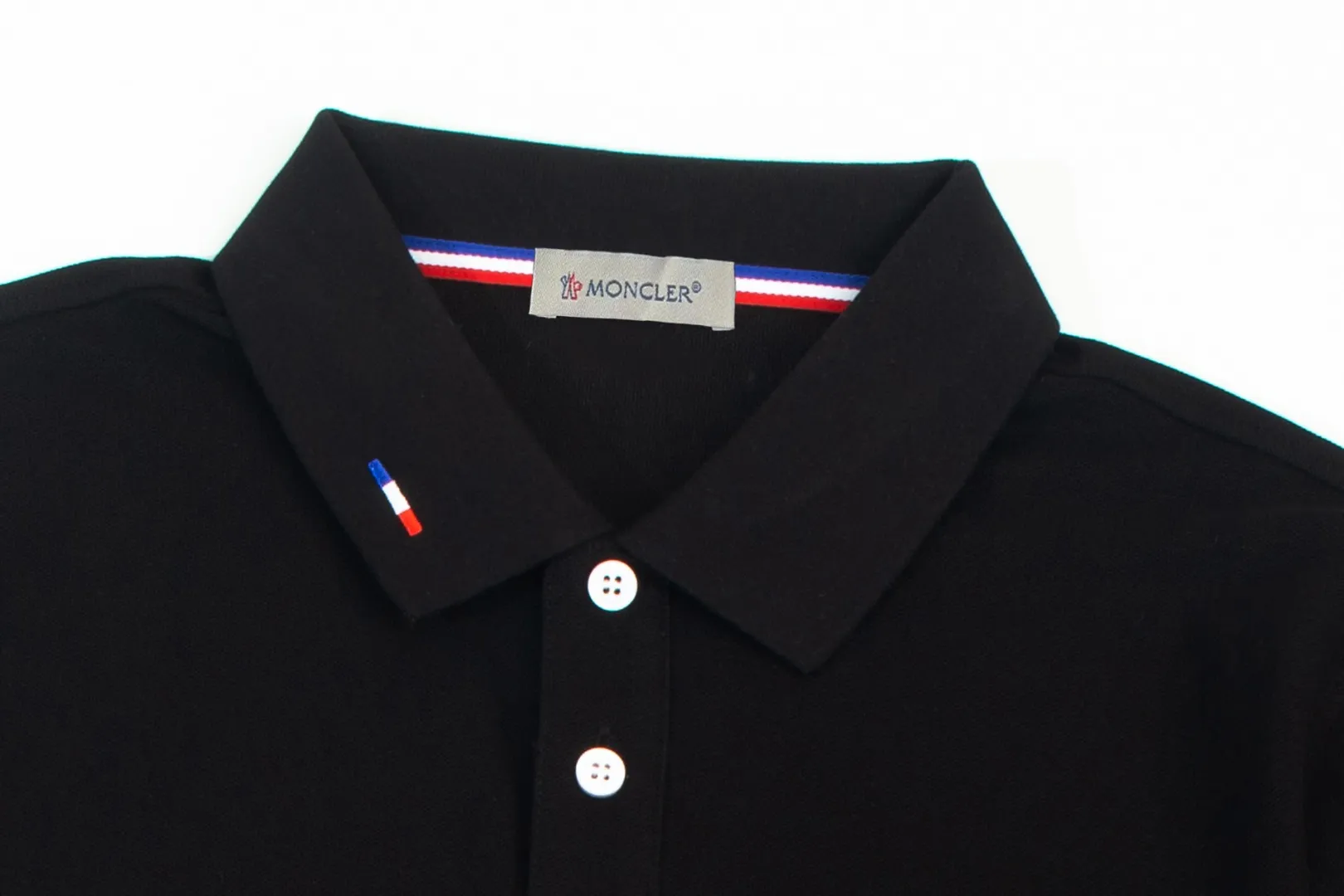 P210 MONCLER/Muzzled New style logo embroidered lapel long-sleeved polo shirt.  A simple yet refined T-shirt. The best item to create a modern and elegant look. Excellent channel product! Customer-supplied Piquet porous fiber pique cotton fabric, which can be called a "breathing fabric."  The unparalleled texture is inseparable from the exquisite materials used in craft tailoring. The craft knitted quilted design makes the hand feel extremely smooth and delicate without any roughness. The original logo design is more luxurious and noble. The upper body is comfortable and classy. The hand feels very smooth and soft. It can be easily controlled regardless of business, fashion or leisure. The age span is very large, which conforms to the trendy and practical dressing customs. It is the first choice for senior urban fashion people.  Black/white/Tibetan orchid Size: M~3XL