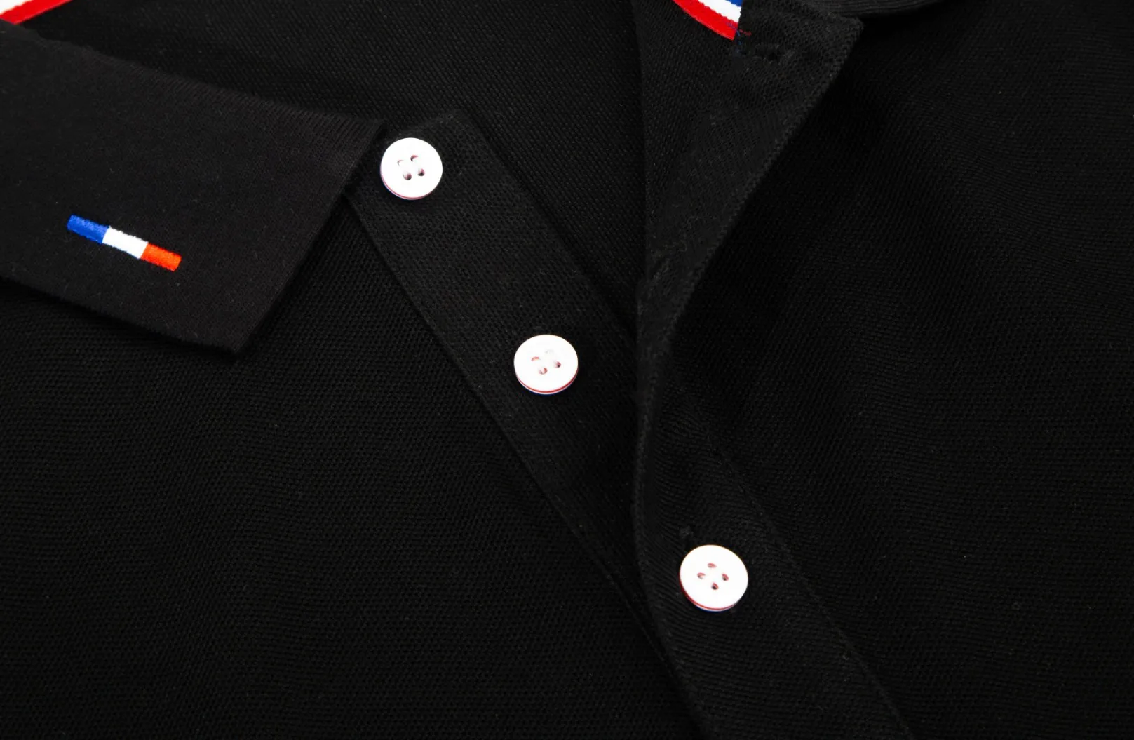P210 MONCLER/Muzzled New style logo embroidered lapel long-sleeved polo shirt.  A simple yet refined T-shirt. The best item to create a modern and elegant look. Excellent channel product! Customer-supplied Piquet porous fiber pique cotton fabric, which can be called a "breathing fabric."  The unparalleled texture is inseparable from the exquisite materials used in craft tailoring. The craft knitted quilted design makes the hand feel extremely smooth and delicate without any roughness. The original logo design is more luxurious and noble. The upper body is comfortable and classy. The hand feels very smooth and soft. It can be easily controlled regardless of business, fashion or leisure. The age span is very large, which conforms to the trendy and practical dressing customs. It is the first choice for senior urban fashion people.  Black/white/Tibetan orchid Size: M~3XL