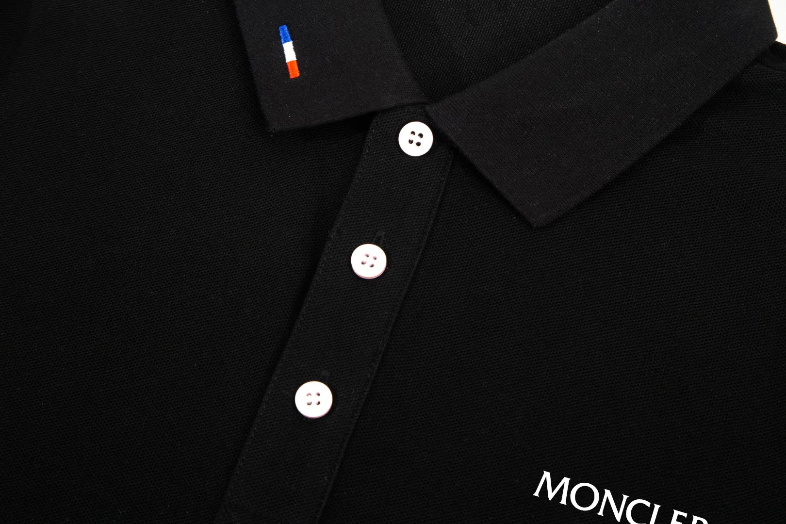 P210 MONCLER/Muzzled New style logo embroidered lapel long-sleeved polo shirt.  A simple yet refined T-shirt. The best item to create a modern and elegant look. Excellent channel product! Customer-supplied Piquet porous fiber pique cotton fabric, which can be called a "breathing fabric."  The unparalleled texture is inseparable from the exquisite materials used in craft tailoring. The craft knitted quilted design makes the hand feel extremely smooth and delicate without any roughness. The original logo design is more luxurious and noble. The upper body is comfortable and classy. The hand feels very smooth and soft. It can be easily controlled regardless of business, fashion or leisure. The age span is very large, which conforms to the trendy and practical dressing customs. It is the first choice for senior urban fashion people.  Black/white/Tibetan orchid Size: M~3XL