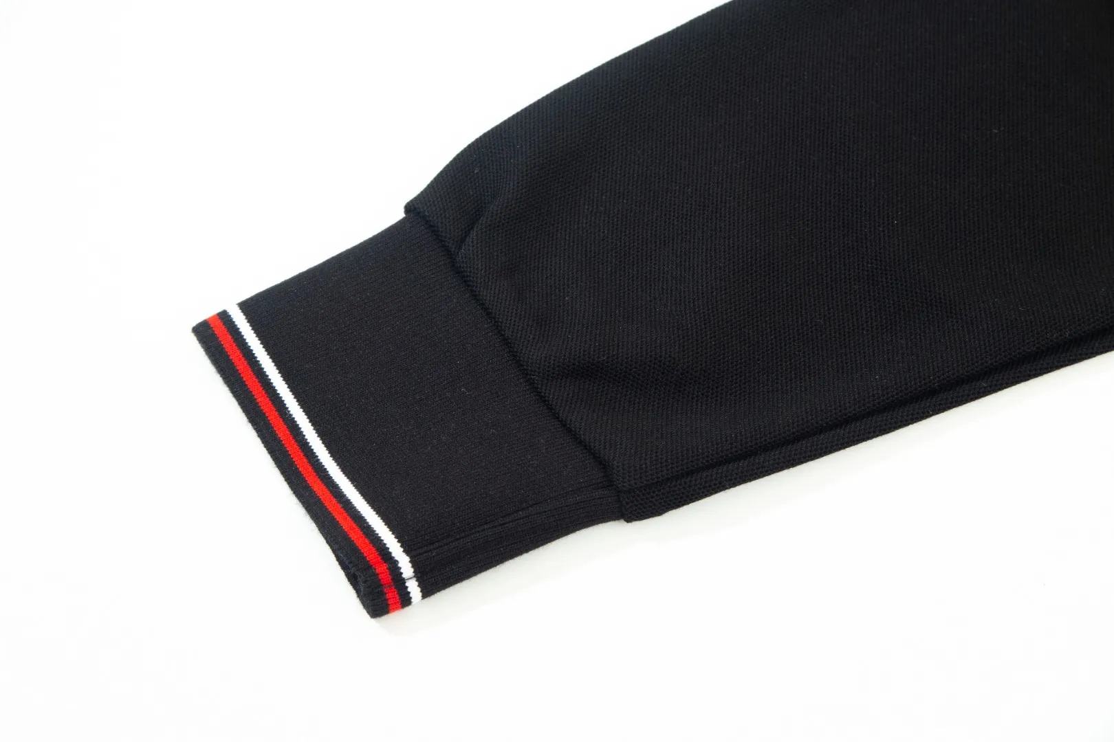 P210 MONCLER/Muzzled New style logo embroidered lapel long-sleeved polo shirt.  A simple yet refined T-shirt. The best item to create a modern and elegant look. Excellent channel product! Customer-supplied Piquet porous fiber pique cotton fabric, which can be called a "breathing fabric."  The unparalleled texture is inseparable from the exquisite materials used in craft tailoring. The craft knitted quilted design makes the hand feel extremely smooth and delicate without any roughness. The original logo design is more luxurious and noble. The upper body is comfortable and classy. The hand feels very smooth and soft. It can be easily controlled regardless of business, fashion or leisure. The age span is very large, which conforms to the trendy and practical dressing customs. It is the first choice for senior urban fashion people.  Black/white/Tibetan orchid Size: M~3XL
