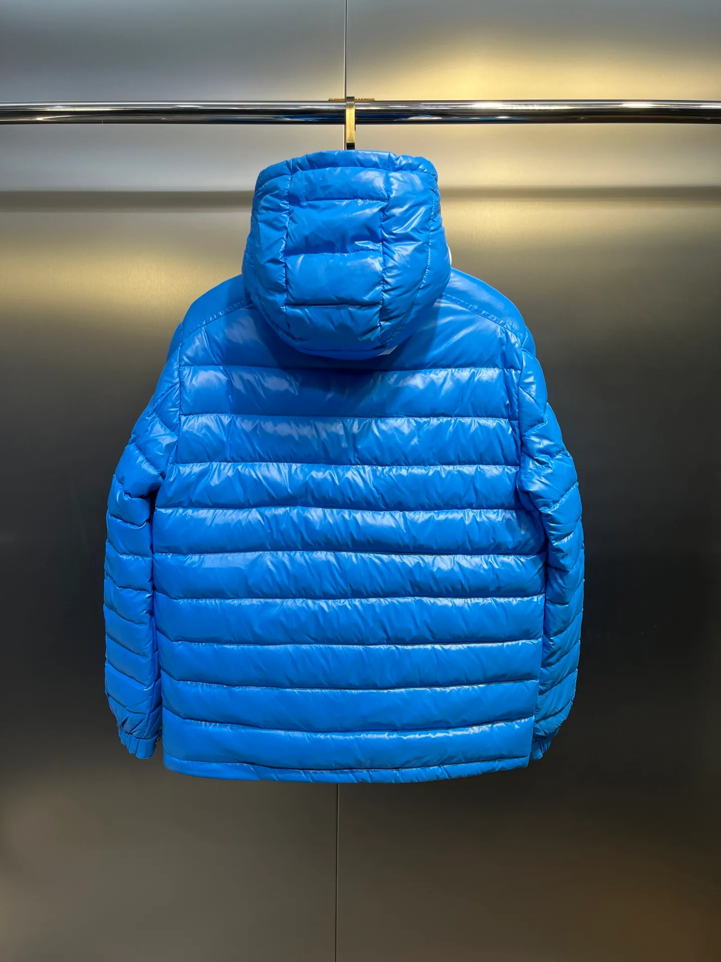 P760 Moncler Moncler's new striped trim logo quilted hooded down jacket, simple and elegant, not picky to wear. Lightweight style, simple and elegant, a must-have for travel. Color: black, white, sky blue, size: 12345
