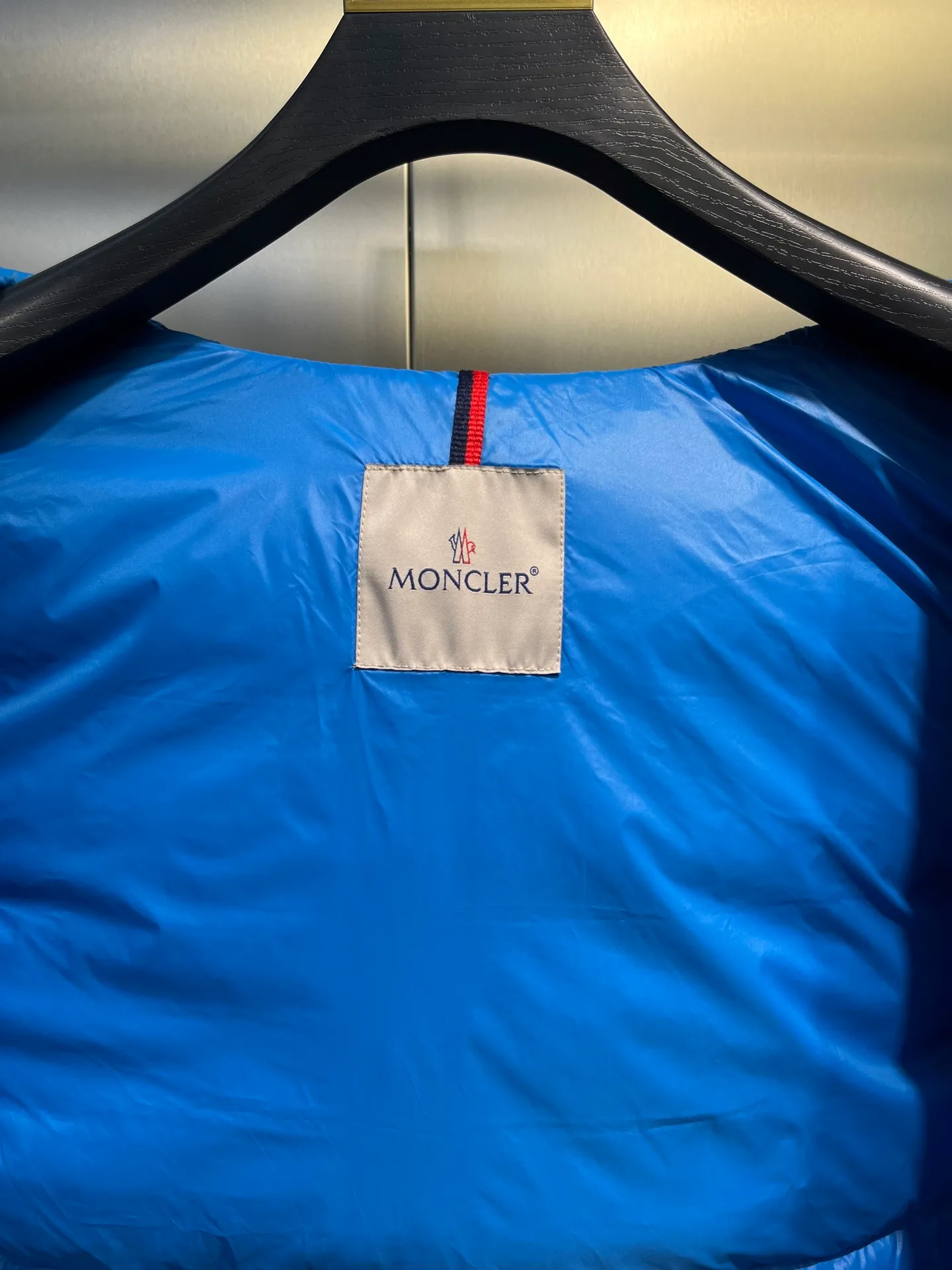 P760 Moncler Moncler's new striped trim logo quilted hooded down jacket, simple and elegant, not picky to wear. Lightweight style, simple and elegant, a must-have for travel. Color: black, white, sky blue, size: 12345