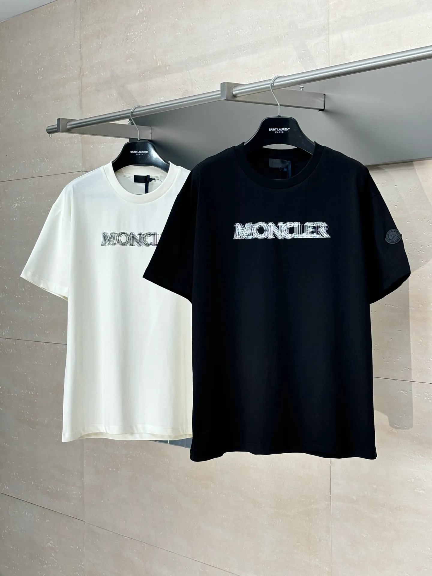 P246 Moncler*/Muzzled 25Ss new star logo short-sleeved T-shirt. Customized exclusive mercerized densely spun cotton. Delicate and soft, comfortable and close to the skin. Pure black as the main color. Moncler logo printing is like stars, thick plate printing. Use a thick plate printing machine to convert the design pattern into a printable template. The pattern is printed layer by layer on the textile through pressure. The entire printing process requires 5 to 6 moldings.  Size：S/M/L