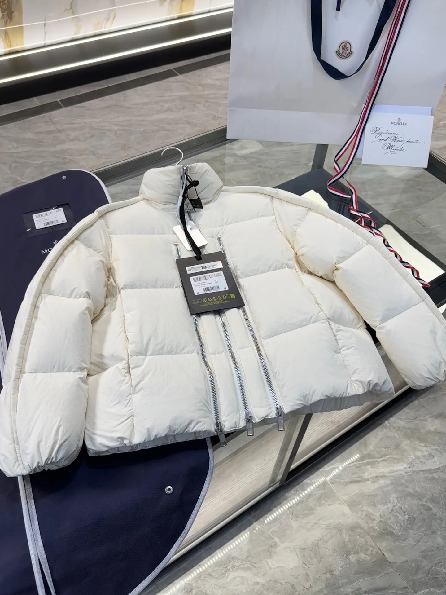 P1100 MONCLER GENIUS (Sky City show model) Moncler x Willow Smith YAEL short women's down jacket. More details, real shots