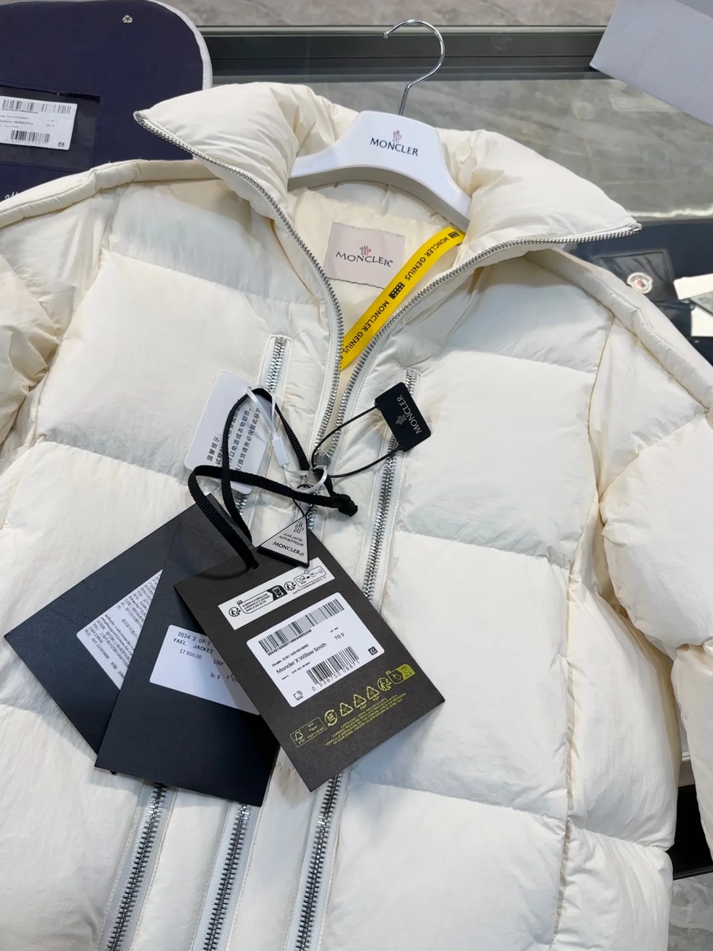 P1100 MONCLER GENIUS (Sky City show model) Moncler x Willow Smith YAEL short women's down jacket. More details, real shots