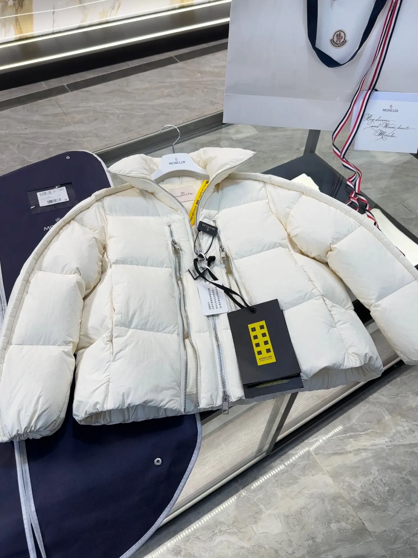 P1100 MONCLER GENIUS (Sky City show model) Moncler x Willow Smith YAEL short women's down jacket. More details, real shots
