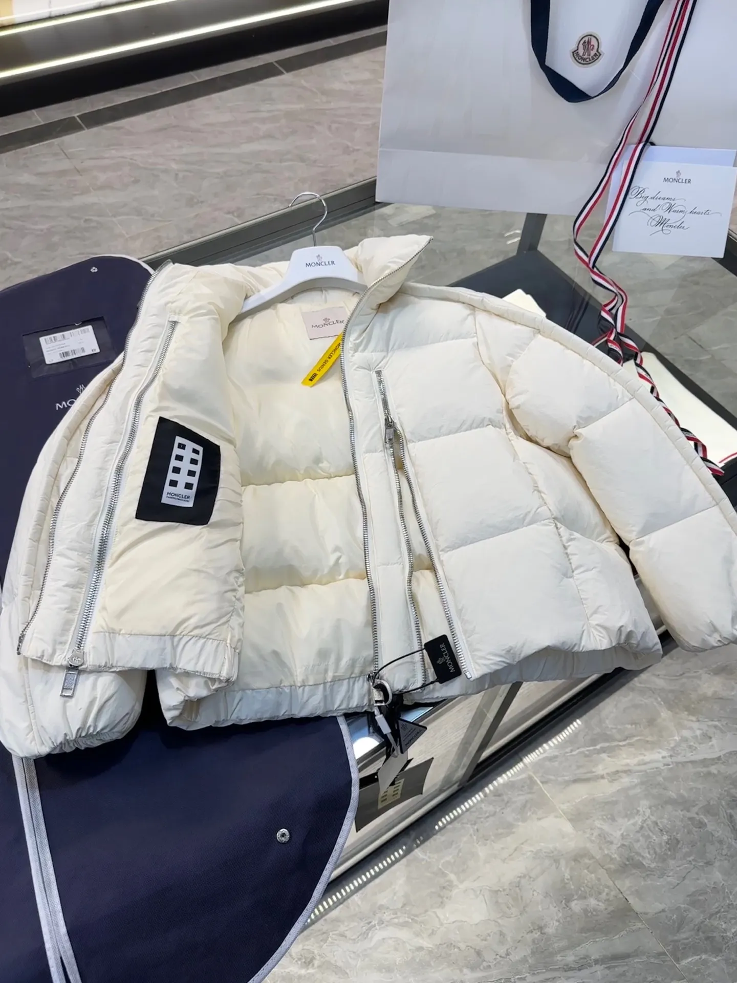P1100 MONCLER GENIUS (Sky City show model) Moncler x Willow Smith YAEL short women's down jacket. More details, real shots