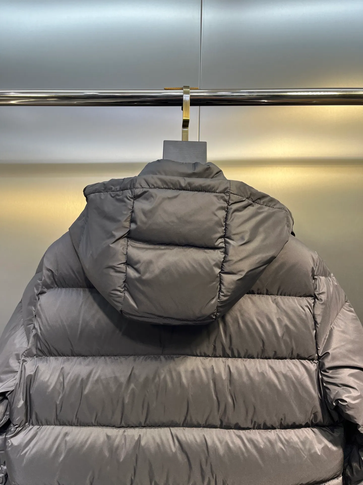 P800 Monler 25th New Down Jacket Men's Short Black Label Hooded Down Jacket Bauges down jacket is a timeless item specially designed for elegant men. The zipper uses cowhide leather design technology and is made of lightweight micro-nylon fabric. The cropped silhouette features signature quilting and discreet logo details, adding a touch of Moncler chic to everyday looks. Japanese standard 90 velvet filling color: black apricot Size: 1-2-3-4
