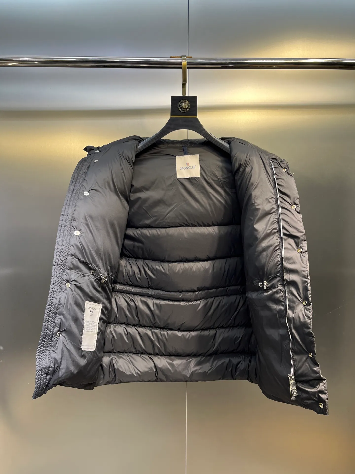 P800 Monler 25th New Down Jacket Men's Short Black Label Hooded Down Jacket Bauges down jacket is a timeless item specially designed for elegant men. The zipper uses cowhide leather design technology and is made of lightweight micro-nylon fabric. The cropped silhouette features signature quilting and discreet logo details, adding a touch of Moncler chic to everyday looks. Japanese standard 90 velvet filling color: black apricot Size: 1-2-3-4