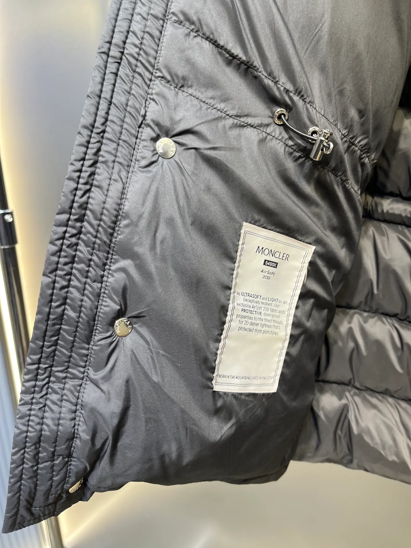 P800 Monler 25th New Down Jacket Men's Short Black Label Hooded Down Jacket Bauges down jacket is a timeless item specially designed for elegant men. The zipper uses cowhide leather design technology and is made of lightweight micro-nylon fabric. The cropped silhouette features signature quilting and discreet logo details, adding a touch of Moncler chic to everyday looks. Japanese standard 90 velvet filling color: black apricot Size: 1-2-3-4