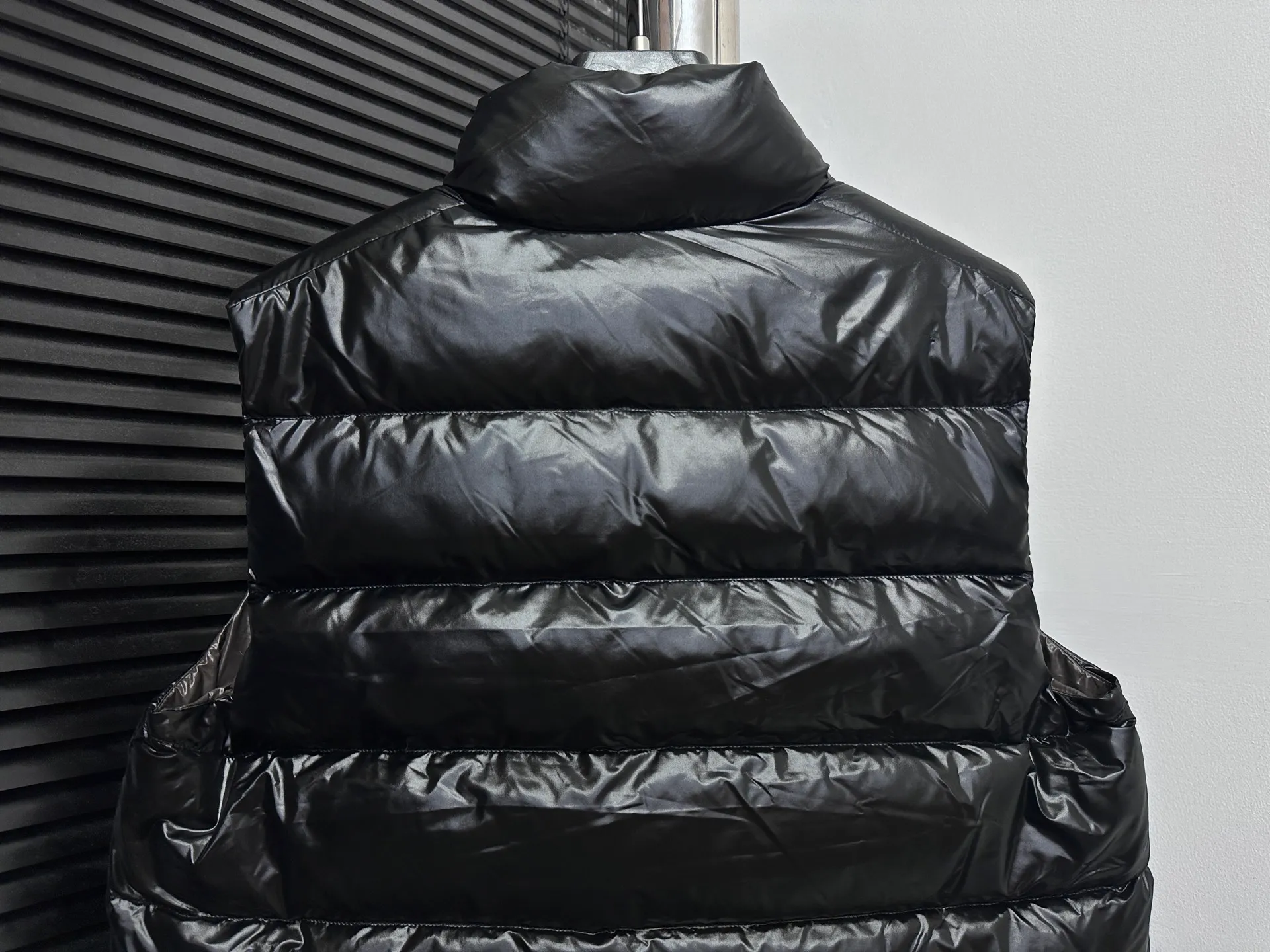 P540 [Moncler] Mouth-mounted Down Vest. Original custom-made hardware and accessories. All imported and original customization. Welcome to compare. Absolutely high quality. Use top-grade 95 white duck down. Super soft. Filled with fluffy and full feathers. Super heavy-duty. Fabric workmanship. Perfect pattern. Pay attention to the fabric. Super comfortable. Exclusive model. Non-market product. Same style for men and women. Size: 123456