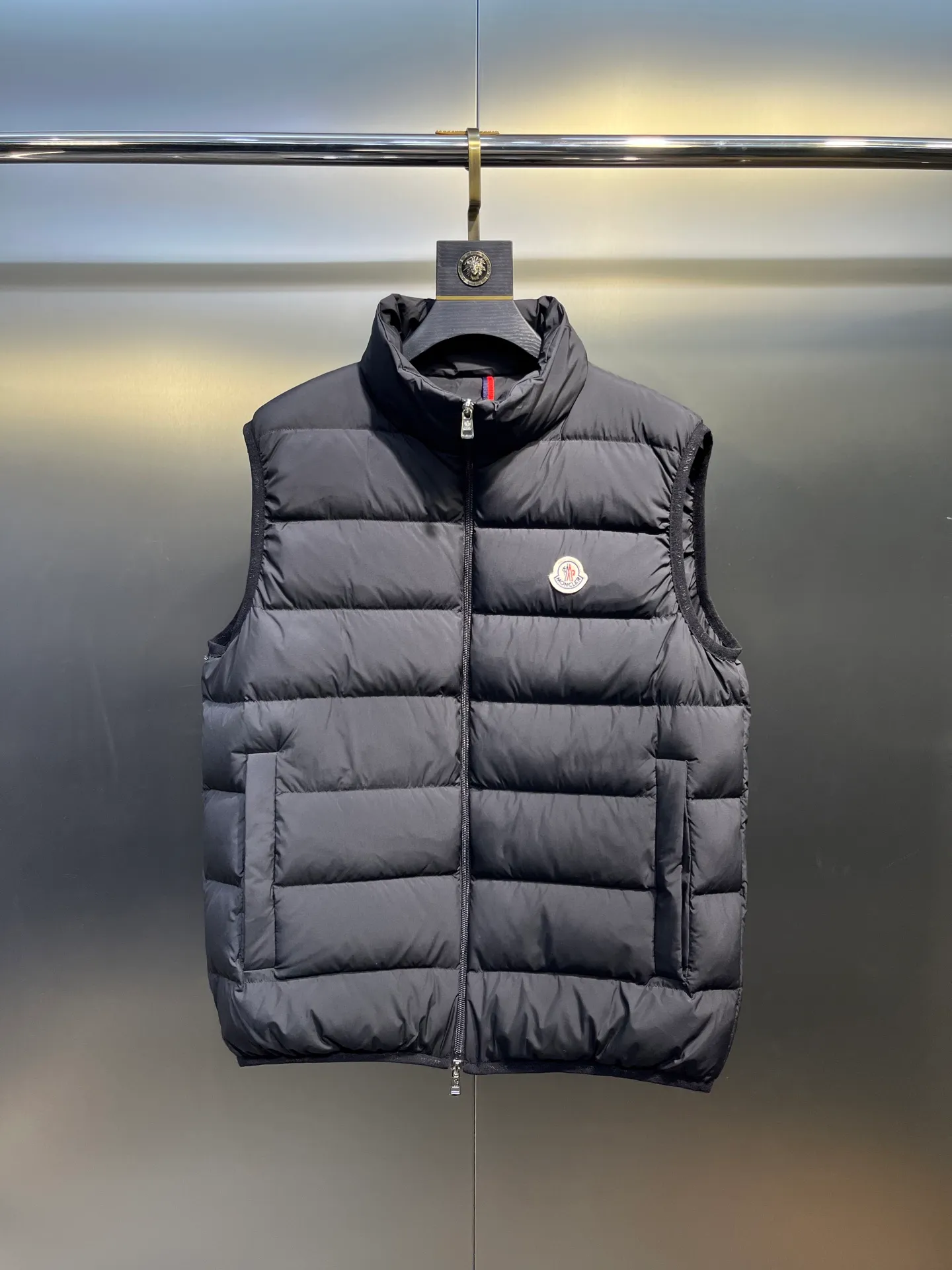 P700 Moncler Contrin🌟Men's Down Stand Collar Vest The Contrin men's down vest is specially designed for daily warmth, with simple and practical details. The Contrin down vest features a sleek, minimalist design with signature subtle details found throughout the men's collection. This basic thermal piece features a stand-up collar, zip pockets and subtle logo trim. This down vest is perfect for layering and can be easily matched with different looks, making it a wardrobe staple. Details size: 12345