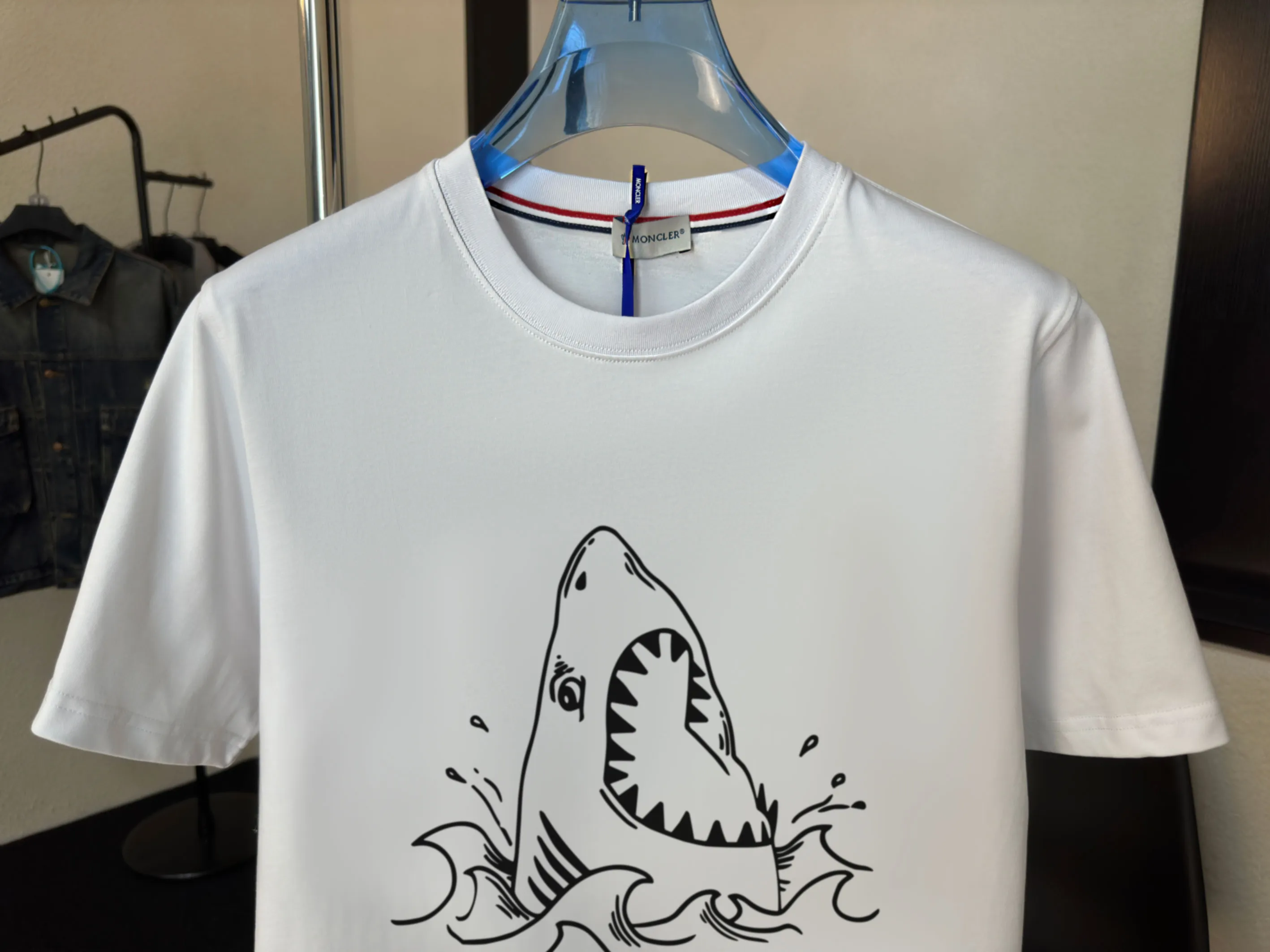 P140 💰Upgraded version "Mobile phone smart sensor ~ NFC chip armband ~ direct access to the official website for anti-counterfeiting" "Moncler ~ Mouth Mouth" 2025 new high-quality round neck short-sleeved T-shirt. The cuffs have imported embroidered labels. Customized dyeing, very comfortable to touch. Super versatile and good-looking short-sleeved. Complete with three labels. Non-market ordinary version. Feel free to compare. Quality is absolutely guaranteed! ‼ First of all, this original fabric is all custom-woven with 32-count double yarn fabric, 250G, and the weight is the same‼ Fine workmanship, double waistcoat method, double waistcoat method, double waistcoat method makes the whole dress more three-dimensional, which is not a craft that ordinary T-shirts can achieve🤪 Size: S-M-L-XL-2XL Color: black, white, apricot, same style for men and women