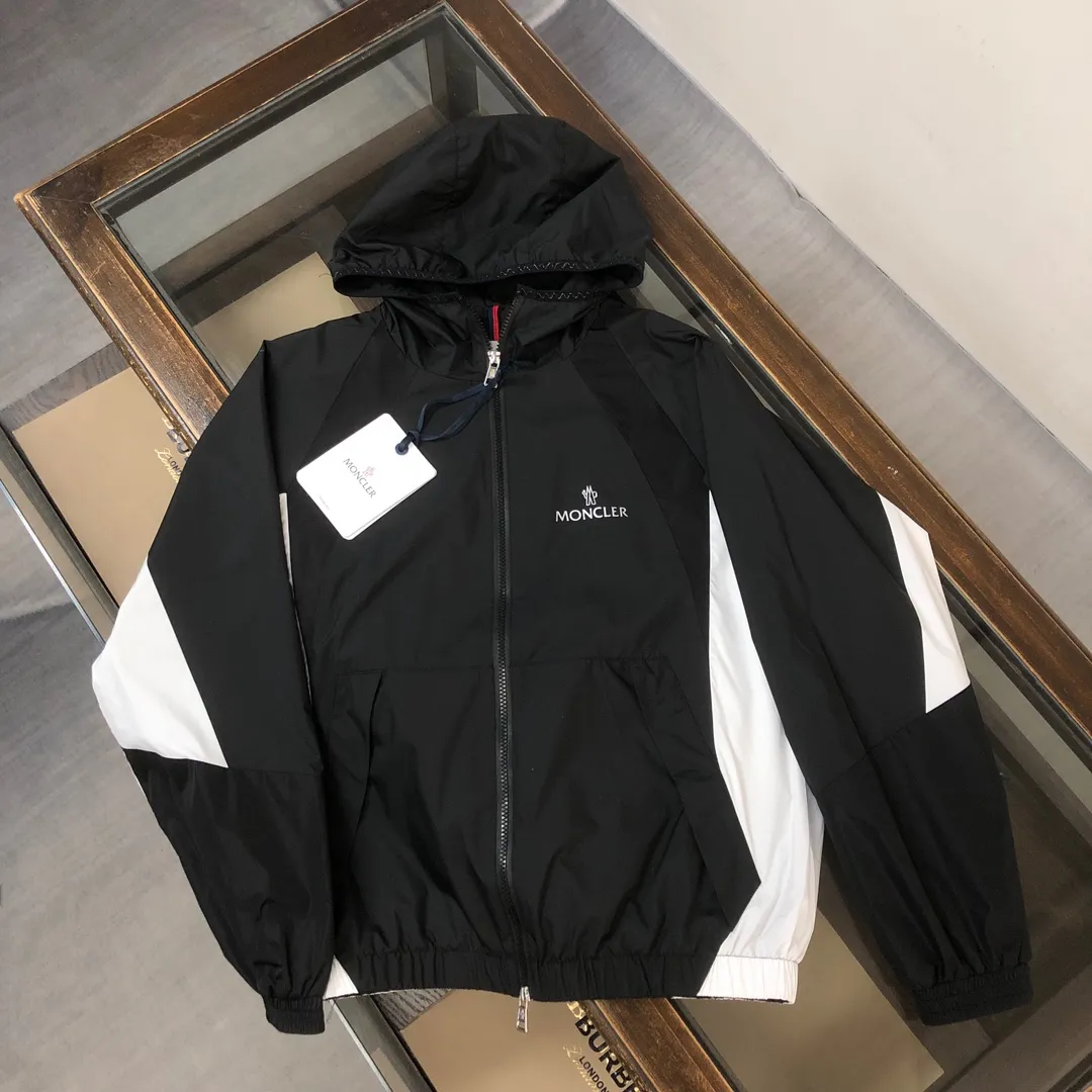 P430, new model on sale 🎬 MONCLER new model for spring, autumn and winter, black and white color matching windbreaker hooded jacket! Classic chest logo embellishment design. Letter printing on the back ~ makes the whole thing more fashionable, comfortable, skin-friendly, and breathable. It is practical for daily commuting and leisure. Exclusive top-grade customized fabric, simple and elegant, clean and neat tailoring, soft and dry to the touch, and the upper body effect is crisp and stylish. The three-dimensional cutting process and the pattern are all of high standards, and the silhouette version has the right benefits! It is not tight at all, and with so many top-quality raw materials, it creates a high-end product with unparalleled value, and the upper body effect is super good-looking! Color: black Size: m-2XL