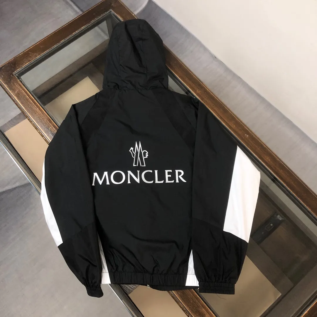 P430, new model on sale 🎬 MONCLER new model for spring, autumn and winter, black and white color matching windbreaker hooded jacket! Classic chest logo embellishment design. Letter printing on the back ~ makes the whole thing more fashionable, comfortable, skin-friendly, and breathable. It is practical for daily commuting and leisure. Exclusive top-grade customized fabric, simple and elegant, clean and neat tailoring, soft and dry to the touch, and the upper body effect is crisp and stylish. The three-dimensional cutting process and the pattern are all of high standards, and the silhouette version has the right benefits! It is not tight at all, and with so many top-quality raw materials, it creates a high-end product with unparalleled value, and the upper body effect is super good-looking! Color: black Size: m-2XL