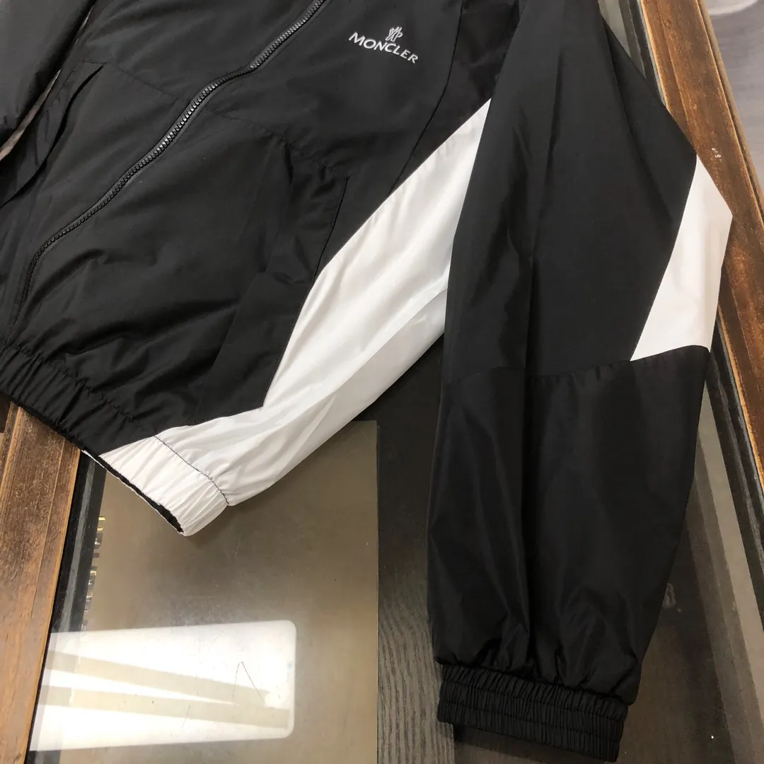 P430, new model on sale 🎬 MONCLER new model for spring, autumn and winter, black and white color matching windbreaker hooded jacket! Classic chest logo embellishment design. Letter printing on the back ~ makes the whole thing more fashionable, comfortable, skin-friendly, and breathable. It is practical for daily commuting and leisure. Exclusive top-grade customized fabric, simple and elegant, clean and neat tailoring, soft and dry to the touch, and the upper body effect is crisp and stylish. The three-dimensional cutting process and the pattern are all of high standards, and the silhouette version has the right benefits! It is not tight at all, and with so many top-quality raw materials, it creates a high-end product with unparalleled value, and the upper body effect is super good-looking! Color: black Size: m-2XL