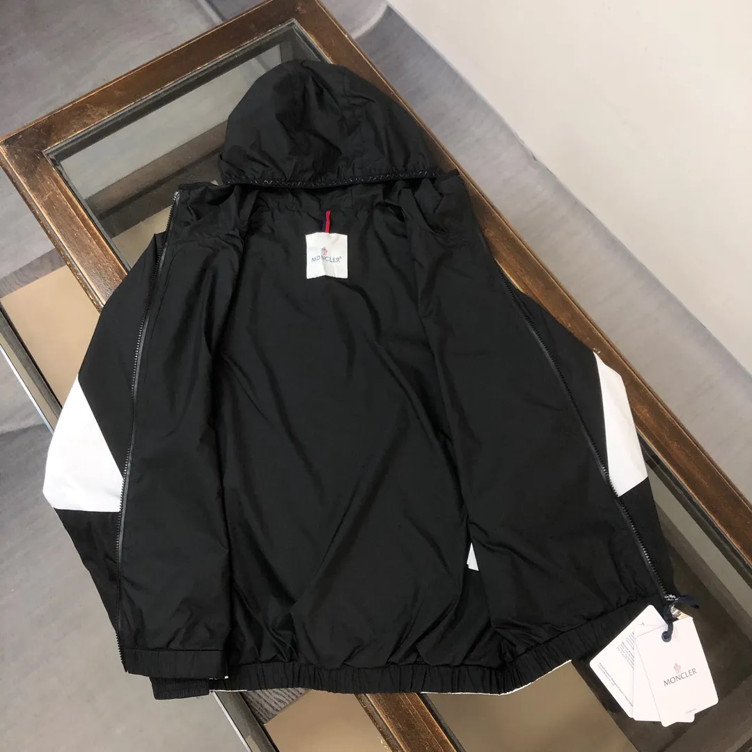 P430, new model on sale 🎬 MONCLER new model for spring, autumn and winter, black and white color matching windbreaker hooded jacket! Classic chest logo embellishment design. Letter printing on the back ~ makes the whole thing more fashionable, comfortable, skin-friendly, and breathable. It is practical for daily commuting and leisure. Exclusive top-grade customized fabric, simple and elegant, clean and neat tailoring, soft and dry to the touch, and the upper body effect is crisp and stylish. The three-dimensional cutting process and the pattern are all of high standards, and the silhouette version has the right benefits! It is not tight at all, and with so many top-quality raw materials, it creates a high-end product with unparalleled value, and the upper body effect is super good-looking! Color: black Size: m-2XL