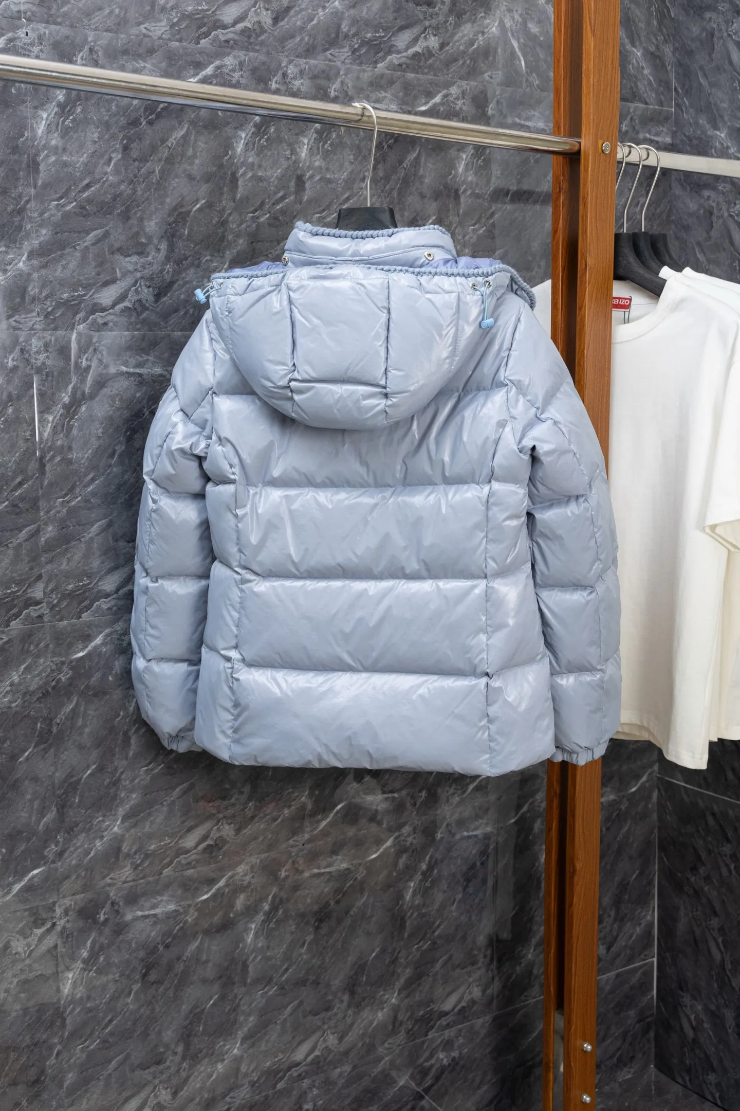 P900 Model No. J0177 MONCLER 25 high-definition woven hooded short down jacket. Uses 340 grams of down filling. Clear threading. Uses 10,000-needle embroidery. Original order customization 1:1 with smooth and delicate lines. Better texture. Not easy to deform, not easy to shrink, not easy to fade. Maintains long-lasting beauty. Color: Black, Milky White, Haze Blue, Size S-XL