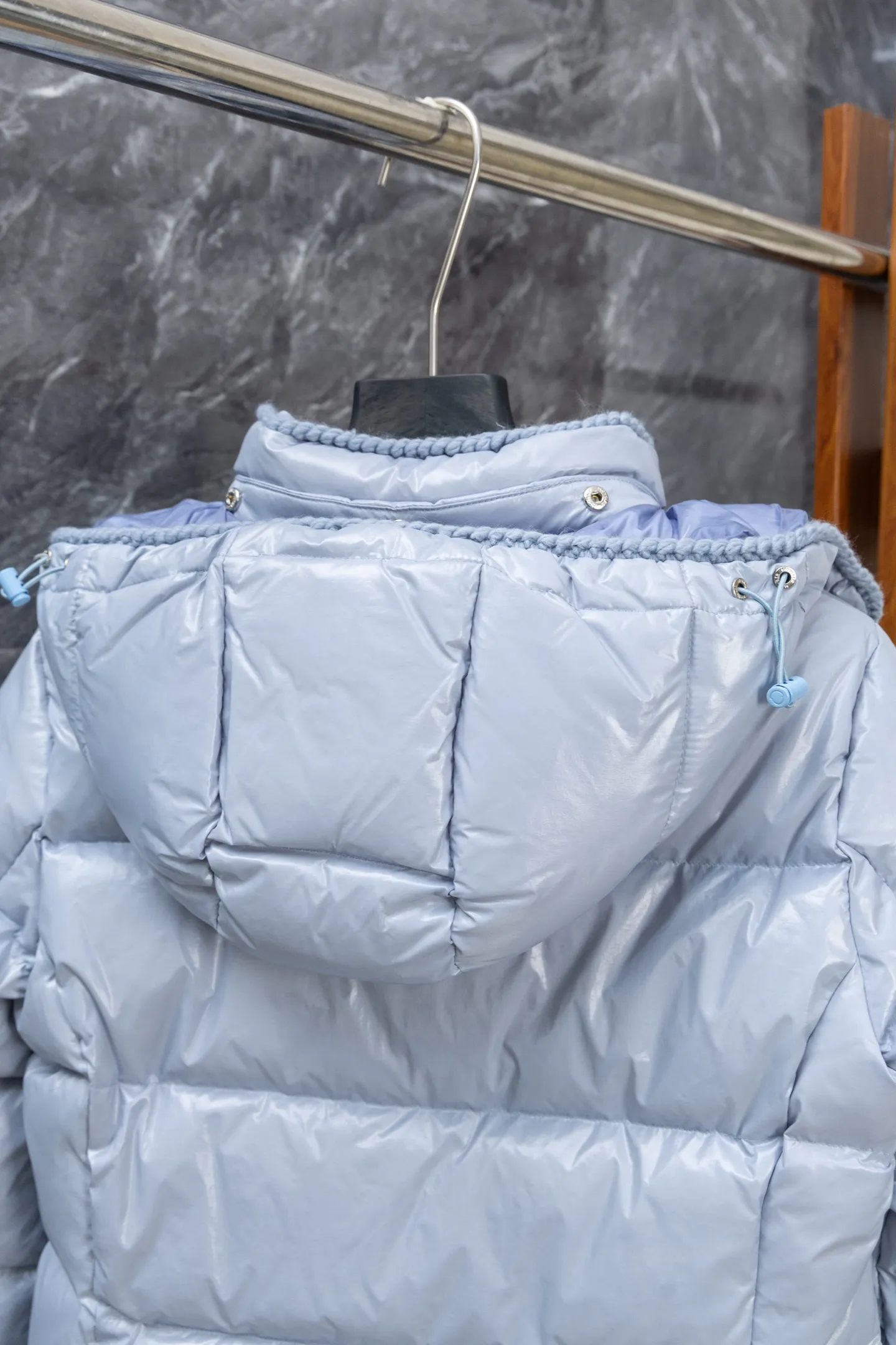 P900 Model No. J0177 MONCLER 25 high-definition woven hooded short down jacket. Uses 340 grams of down filling. Clear threading. Uses 10,000-needle embroidery. Original order customization 1:1 with smooth and delicate lines. Better texture. Not easy to deform, not easy to shrink, not easy to fade. Maintains long-lasting beauty. Color: Black, Milky White, Haze Blue, Size S-XL