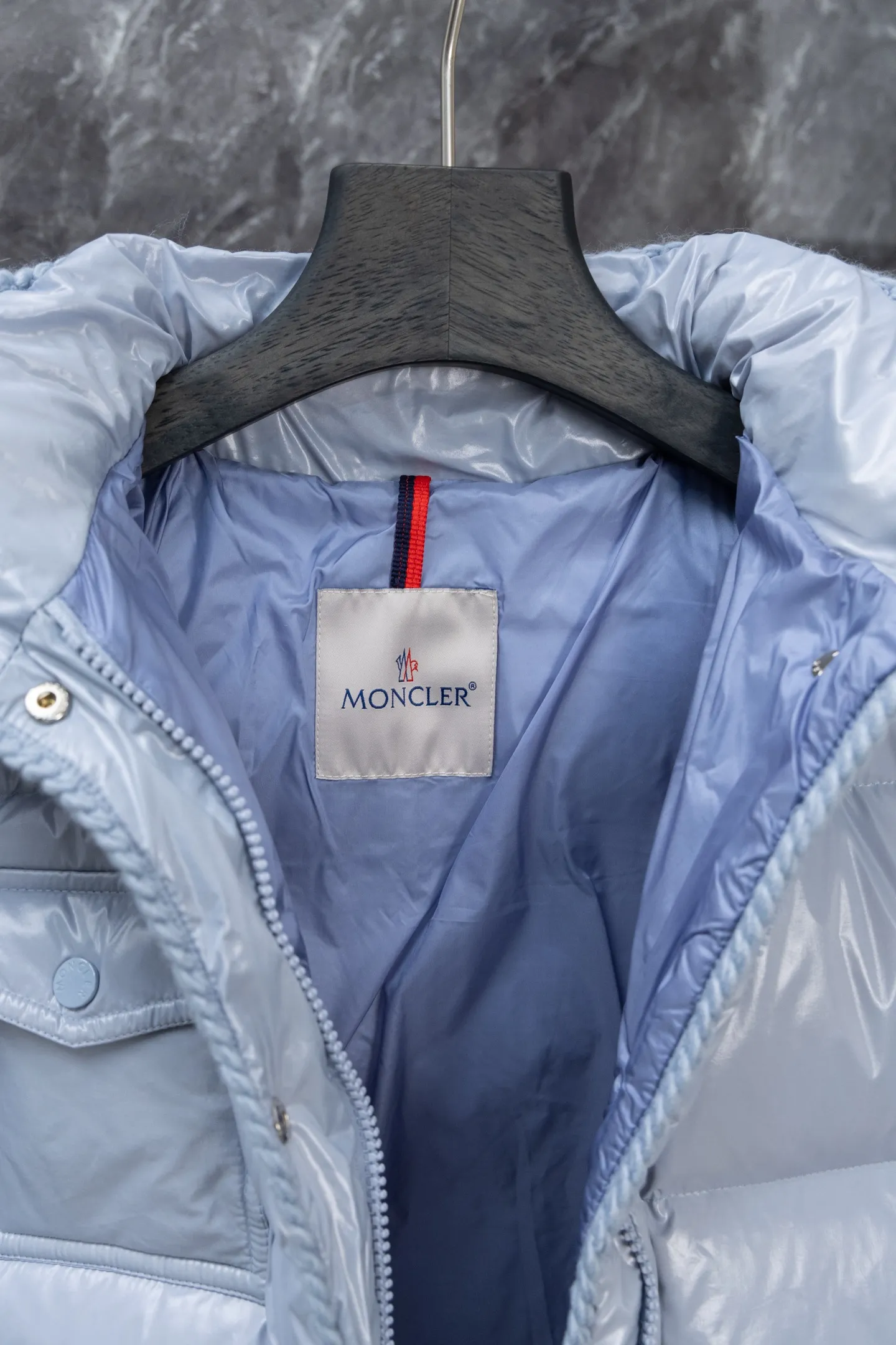 P900 Model No. J0177 MONCLER 25 high-definition woven hooded short down jacket. Uses 340 grams of down filling. Clear threading. Uses 10,000-needle embroidery. Original order customization 1:1 with smooth and delicate lines. Better texture. Not easy to deform, not easy to shrink, not easy to fade. Maintains long-lasting beauty. Color: Black, Milky White, Haze Blue, Size S-XL